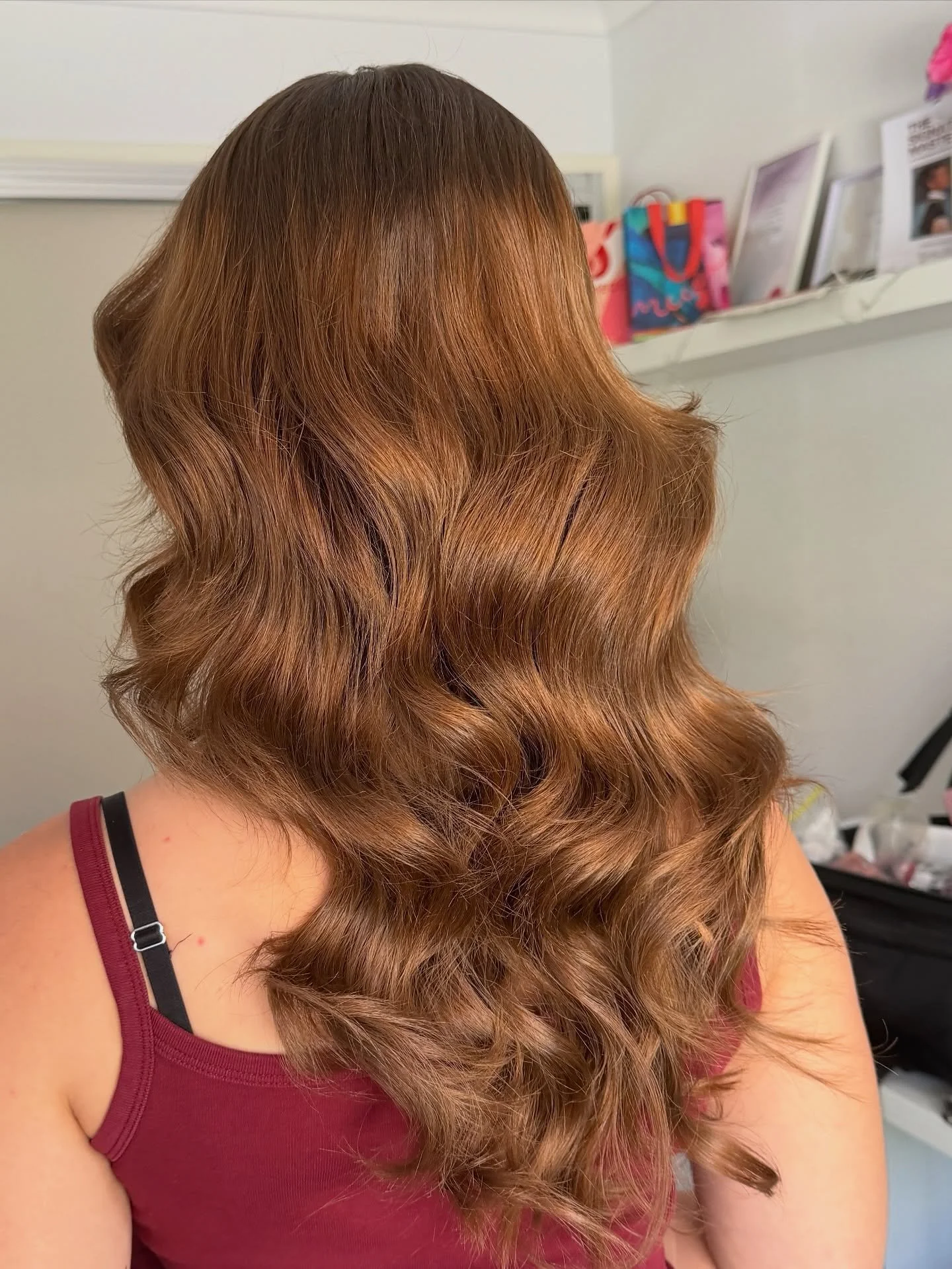 ~ dreamy waves for Julia! ~ 

Would you believe Julia has gorgeous naturally curly hair? For the curl pattern Julia was after, I recommended for her to blowdry her natural curls straight the day before, so we were able to achieve these large bouncy w