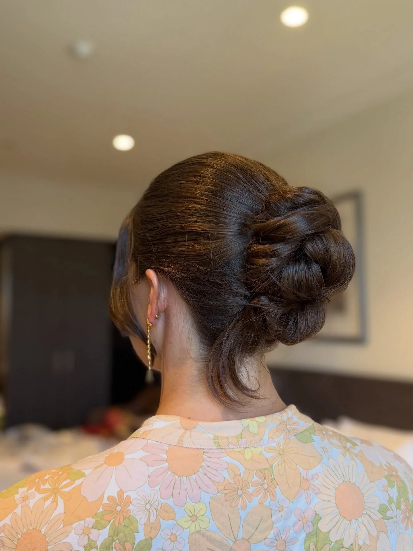 Modern buns for Maebh and Liv, for last weekend&rsquo;s Allen wedding! 🌹

Using my fav products from @kykhaircare , @bbsleek_ and @ghdhair_anz for heat! 

Gorg makeup by @painted_bypia 🎨
..
.

#bunhairstyle #perthhair #perthhairandmakeup #perthbrid