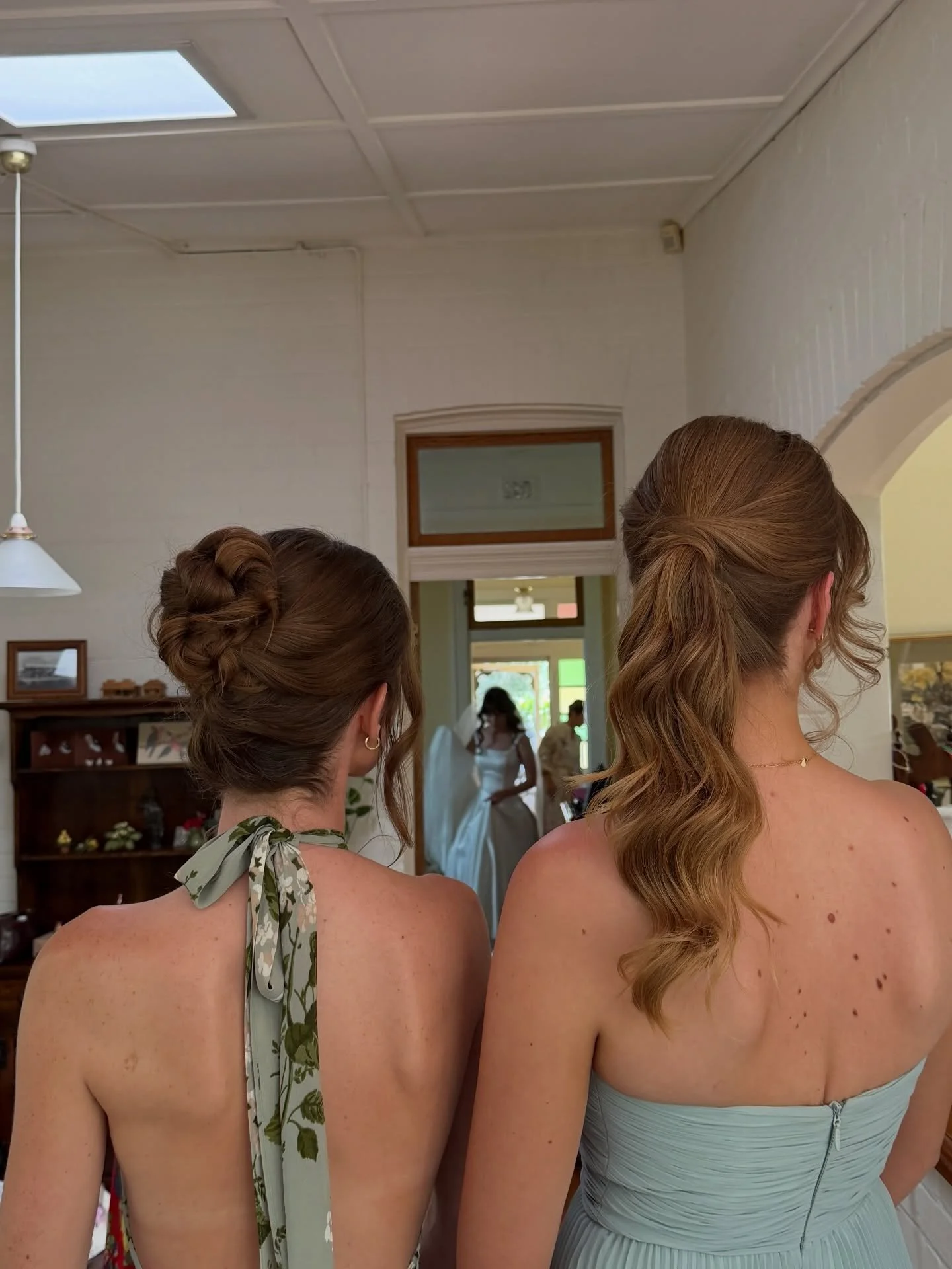 Bridesmaid hair for beauties Ella and Eleanor 🩶

..
.
Gorgeous pro photos by @nataliejane.photography 📸
#perthhairstylist #perthhairandmakeup #perthbrides #bridesmaidhair #hairstyleinspo