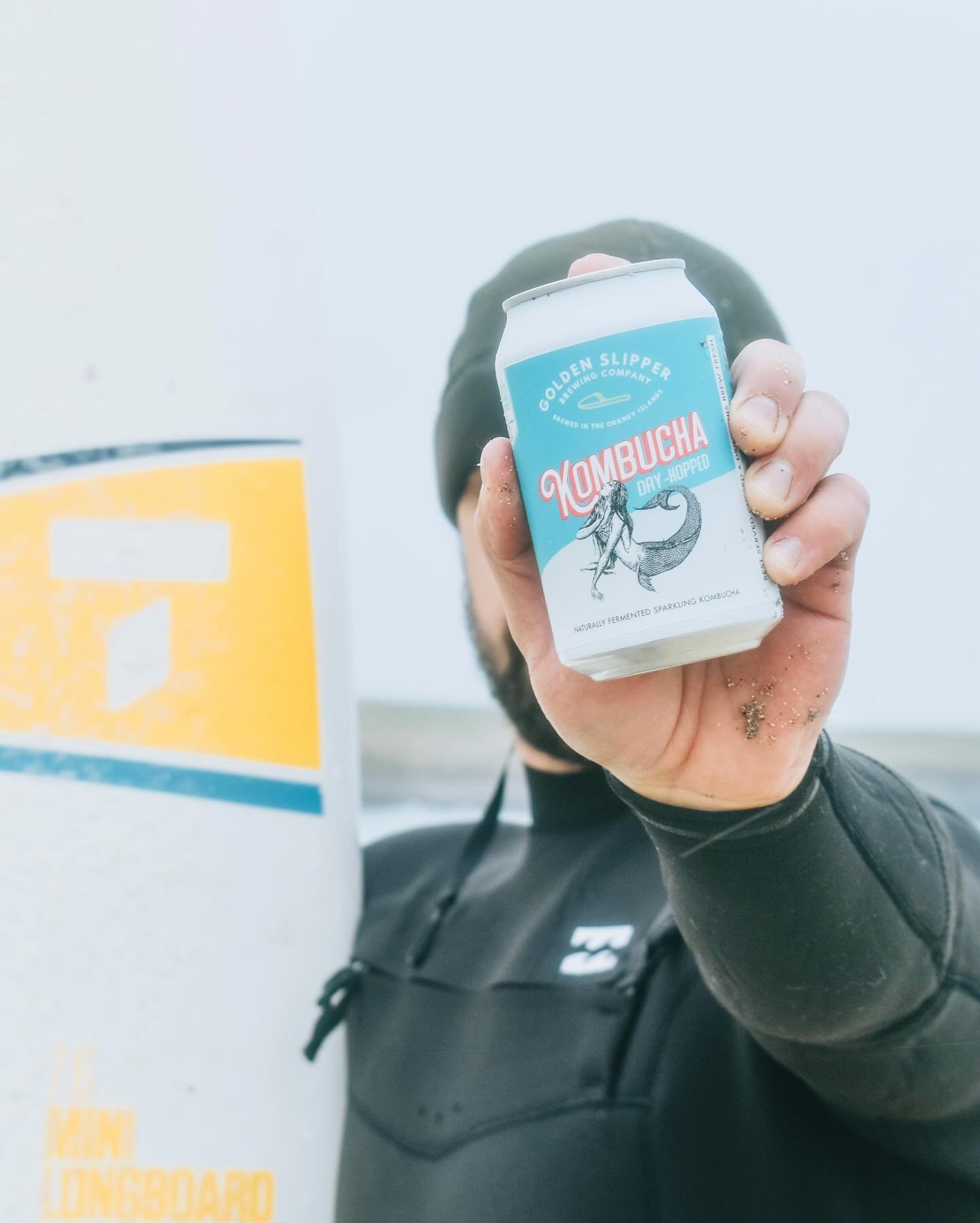 Keep dry with our dry-hopped Kombucha 🧜&zwj;♀️
Probiotic + naturally fermented sparkling goodness that truly drinks like a beer &mdash; without the alcohol🍻. 

El Dorado hops boast forth stone fruity notes and intense tropical flavours. 🏝️

#golde