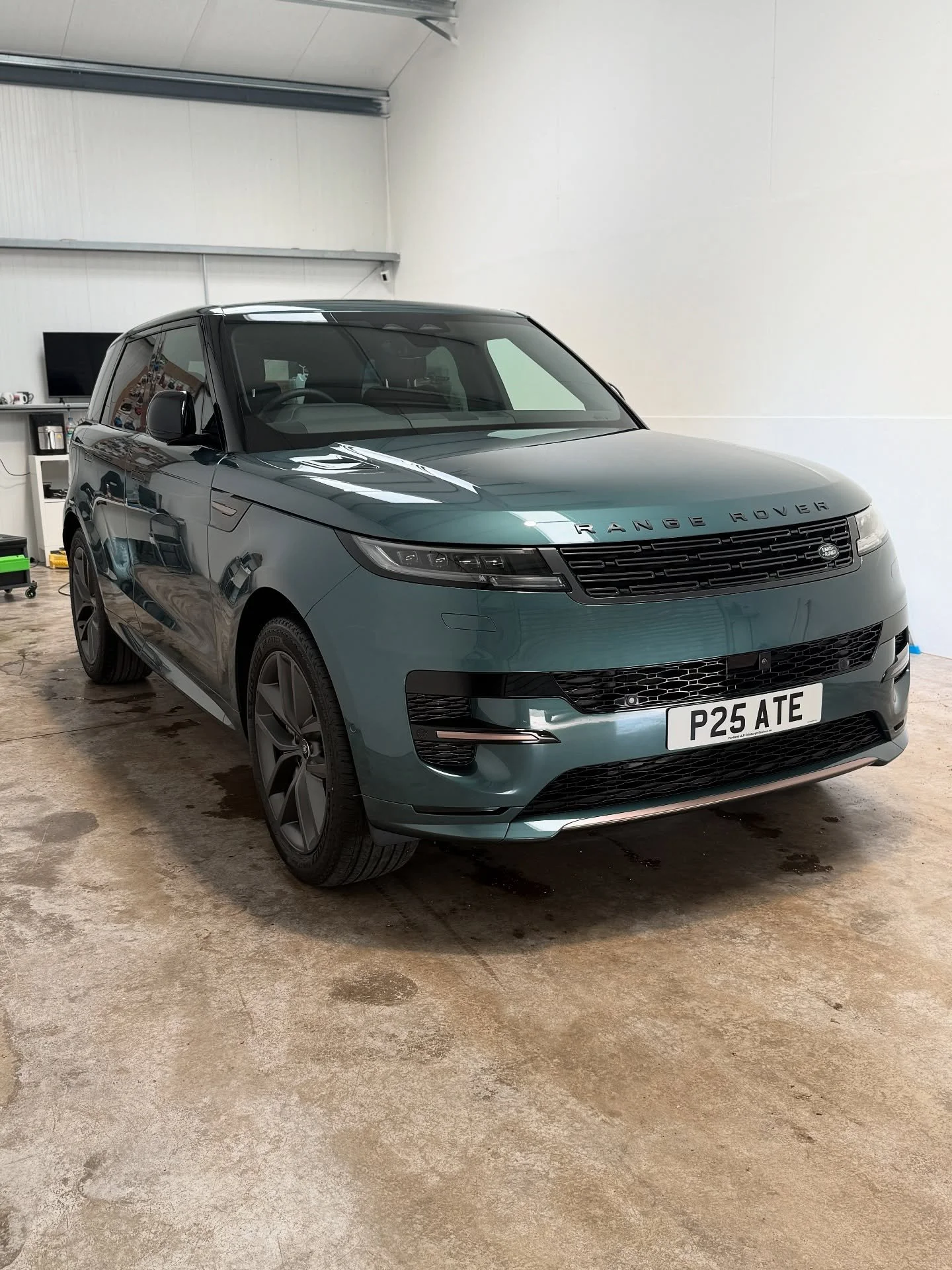 Range Rover Sport booked in with ourselves for a maintenance valet! Keeping it fresh all year round is key! Especially with this beautiful colour combo 

#rangeroversport #eastlothian #westlothian #edinburgh #valeting #mobilevaleting #detailing