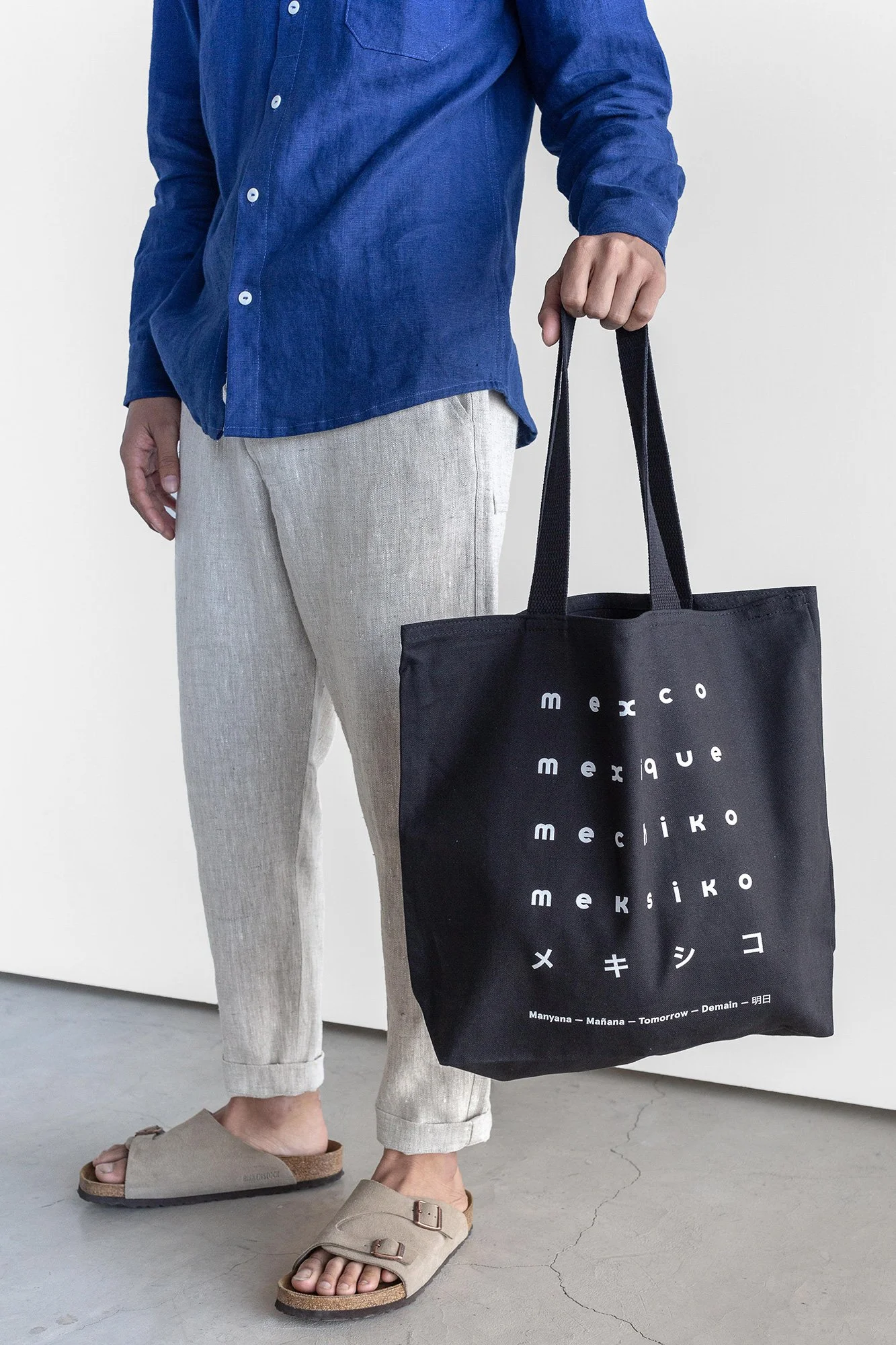 Manyana-Canvas-Tote-Mexico-5-Languages-Black-Lookbook-Male-Front.jpg