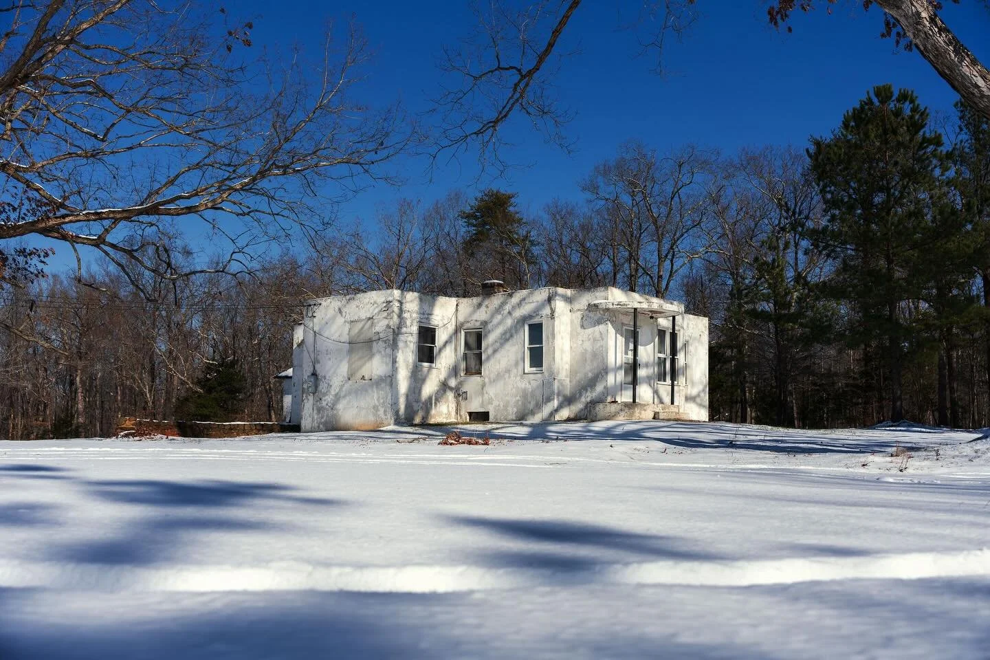 In light of the impending snow storm that should be arriving this weekend, here&rsquo;s a throwback to last year&rsquo;s winter. 

Never once did I ever think I&rsquo;d be shoveling snow off of a roof&hellip; but there I was! Kind of hard to believe 