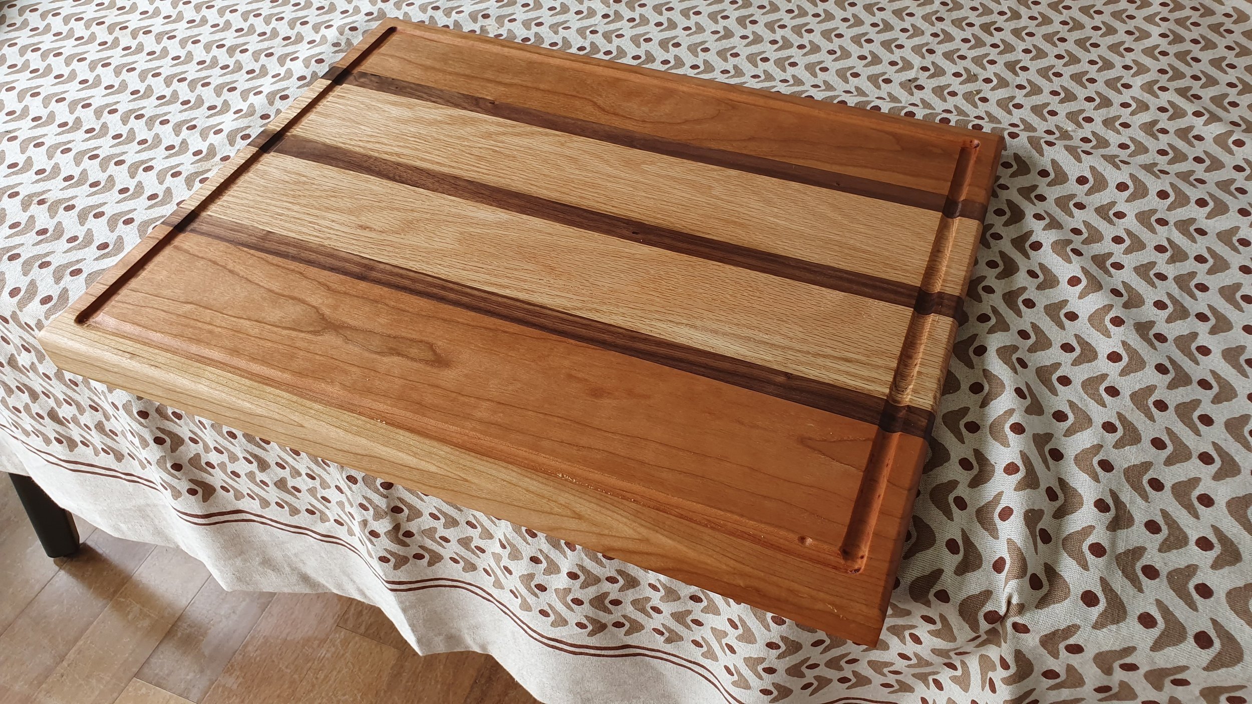 Cutting Board - Signature Walnut - A luxurious walnut cutting board featuring intricate patterns, perfect for culinary tasks and serving.
