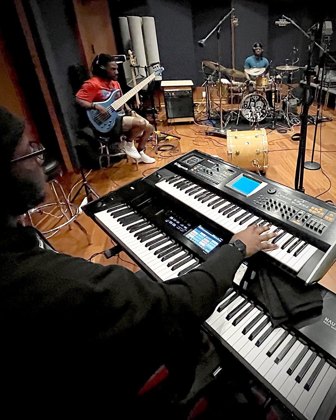 ARC 2nd Level students tracking Cosmic Roots in Studio A. All of our recording students get hands-on experience mic'ing, tracking, and mixing real bands and artists during the course of the semester.

https://linktr.ee/arc_commercial_music
https://ww