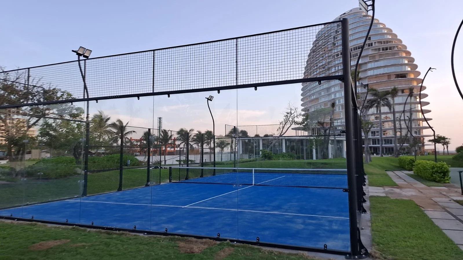 Por Qué el Cristal Templado de 12mm No Es Negociable en una Cancha de Pádel
