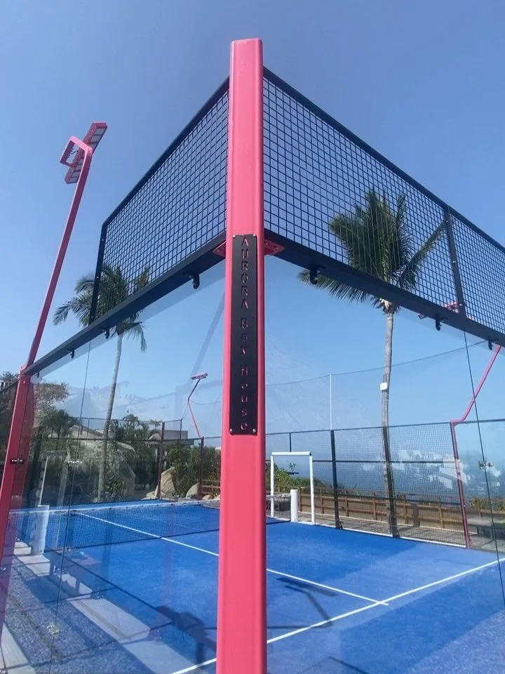 P&aacute;del con vista al Pac&iacute;fico. 🌊

As&iacute; qued&oacute; la instalaci&oacute;n en @aurora.bay.house , Acapulco &mdash; dos canchas Panor&aacute;micas Power Cube integradas en uno de los proyectos m&aacute;s espectaculares del Bello Puer