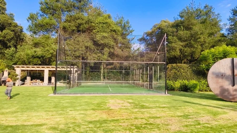 Valle de Bravo tiene su propia velocidad. M&aacute;s lenta, m&aacute;s verde, m&aacute;s real.

En esta casa de Av&aacute;ndaro, el bosque ahora tiene un centro: una Panor&aacute;mica Power Cube, negra sobre verde, con redes superiores que la hacen b