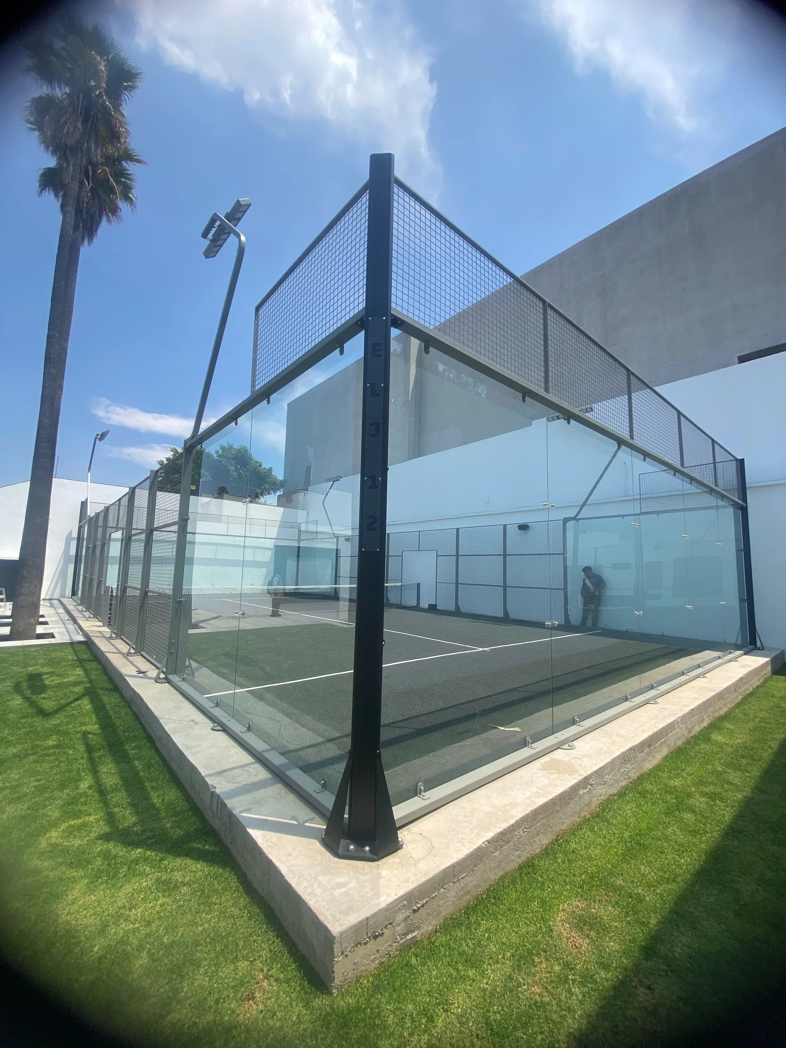 Pocas cosas dicen m&aacute;s sobre una casa que tener tu propia cancha de p&aacute;del.

Pero hacerlo bien &mdash; con iluminaci&oacute;n de 500 lux, pasto gris oscuro, estructura negra y tu logo integrado en el dise&ntilde;o &mdash; eso es otro nive