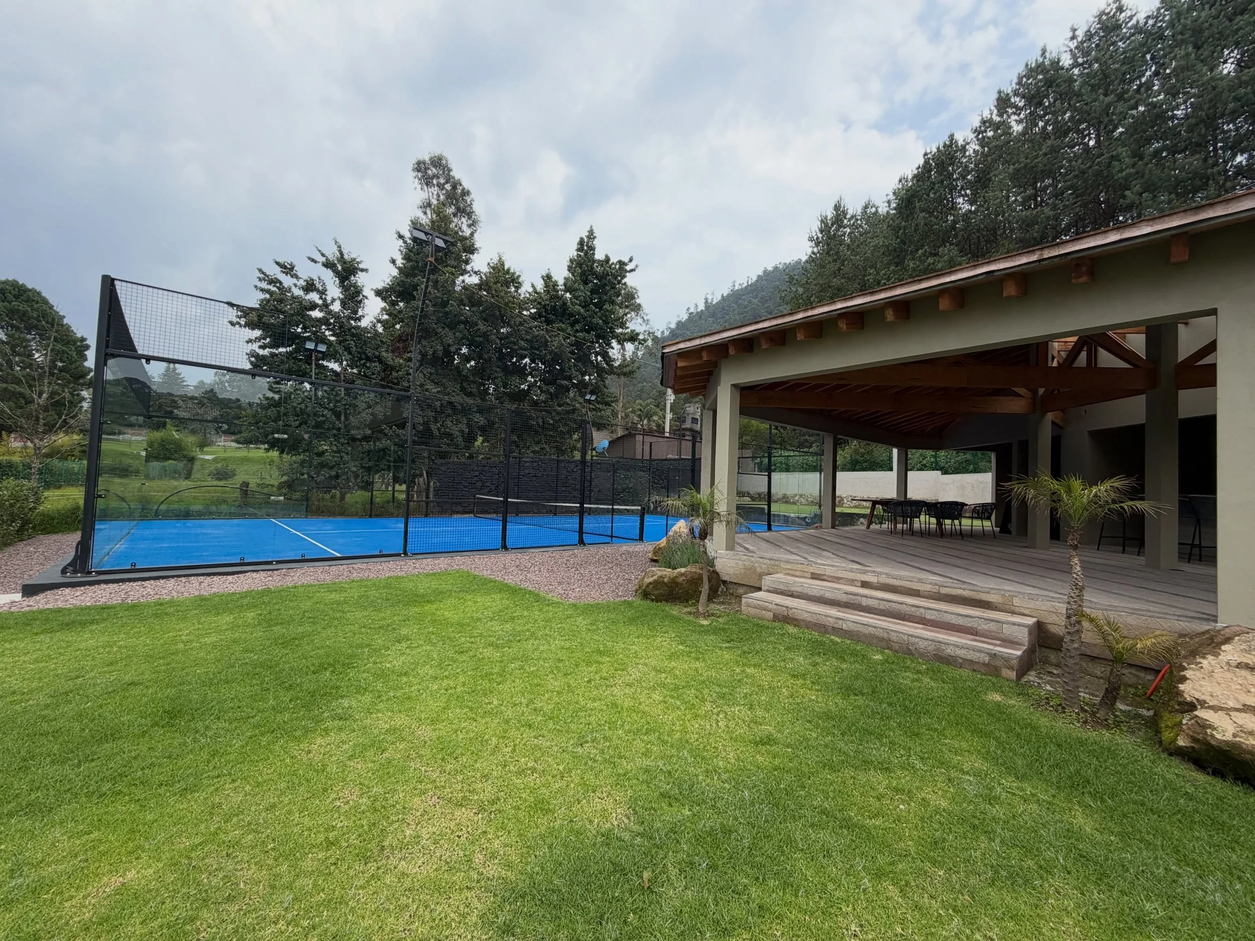&iquest;Ya tiene p&aacute;del tu casa de Valle? 🏡🎾

Esta se instal&oacute; en Cerro Gordo, entre pinos y monta&ntilde;a &mdash; cancha completa con cristales templados, malla superior y estructura Vaxta lista para jugar todo el a&ntilde;o.

A un la
