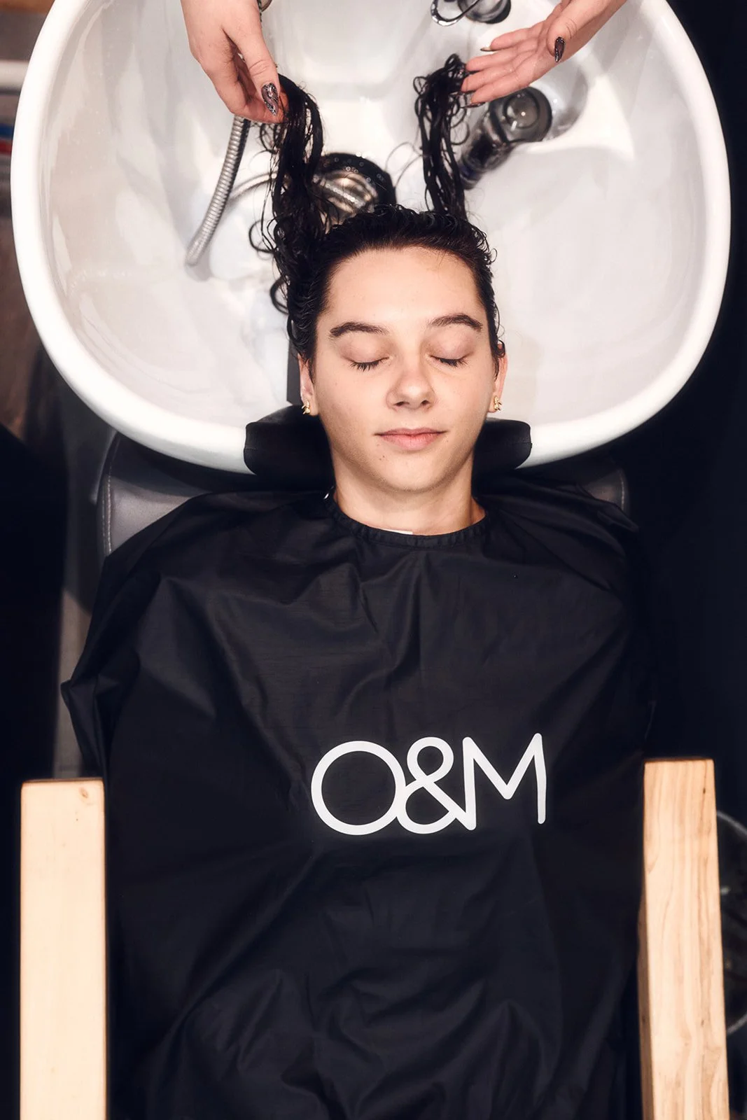 curly-hair-basin-treatment-relaxing-gato-loco.jpg