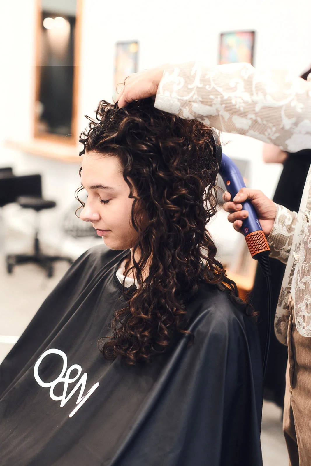 curly-hair-diffusing-detail-gato-loco.jpg