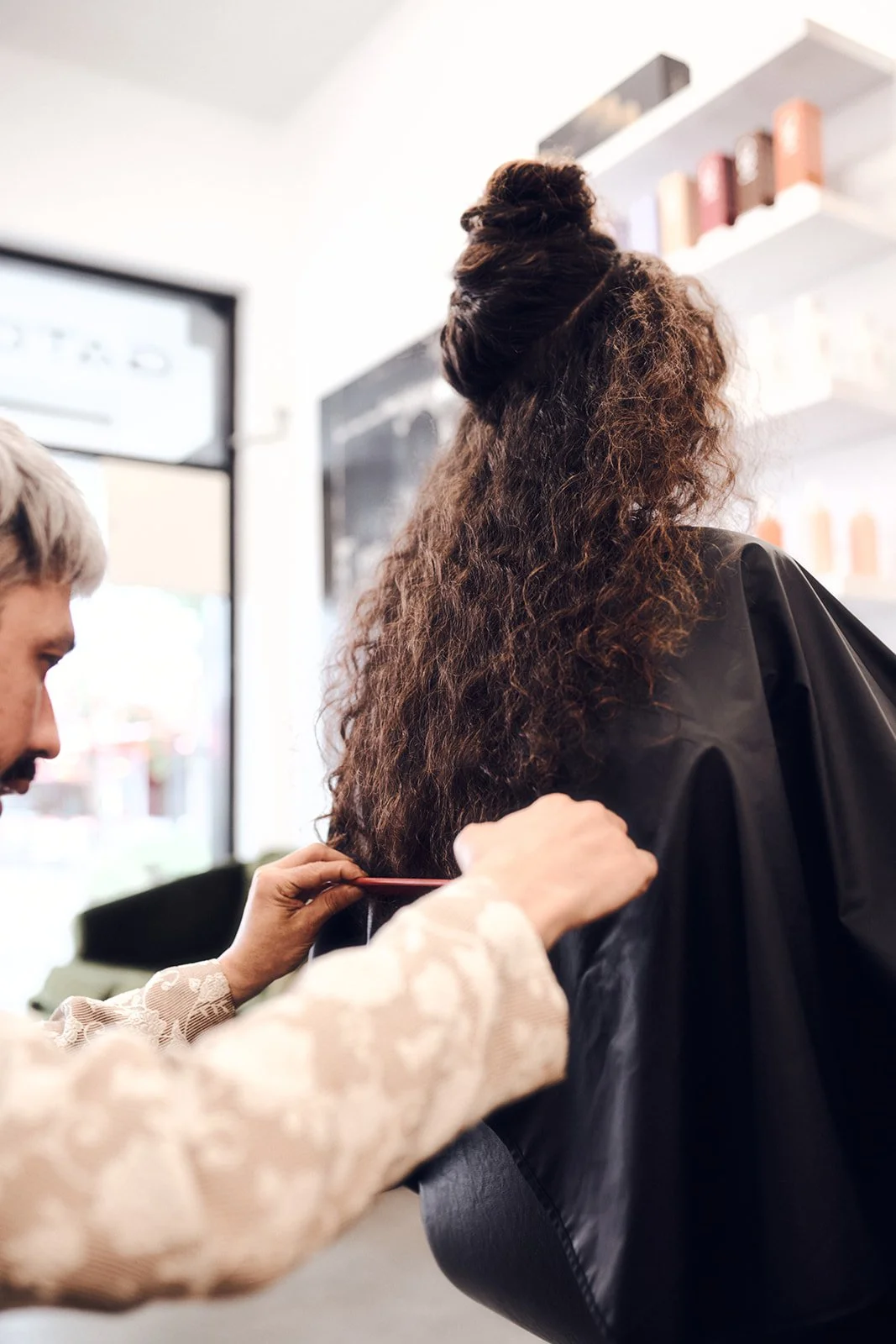 precision-dry-cut-curly-hair-detail-gato-loco.jpg