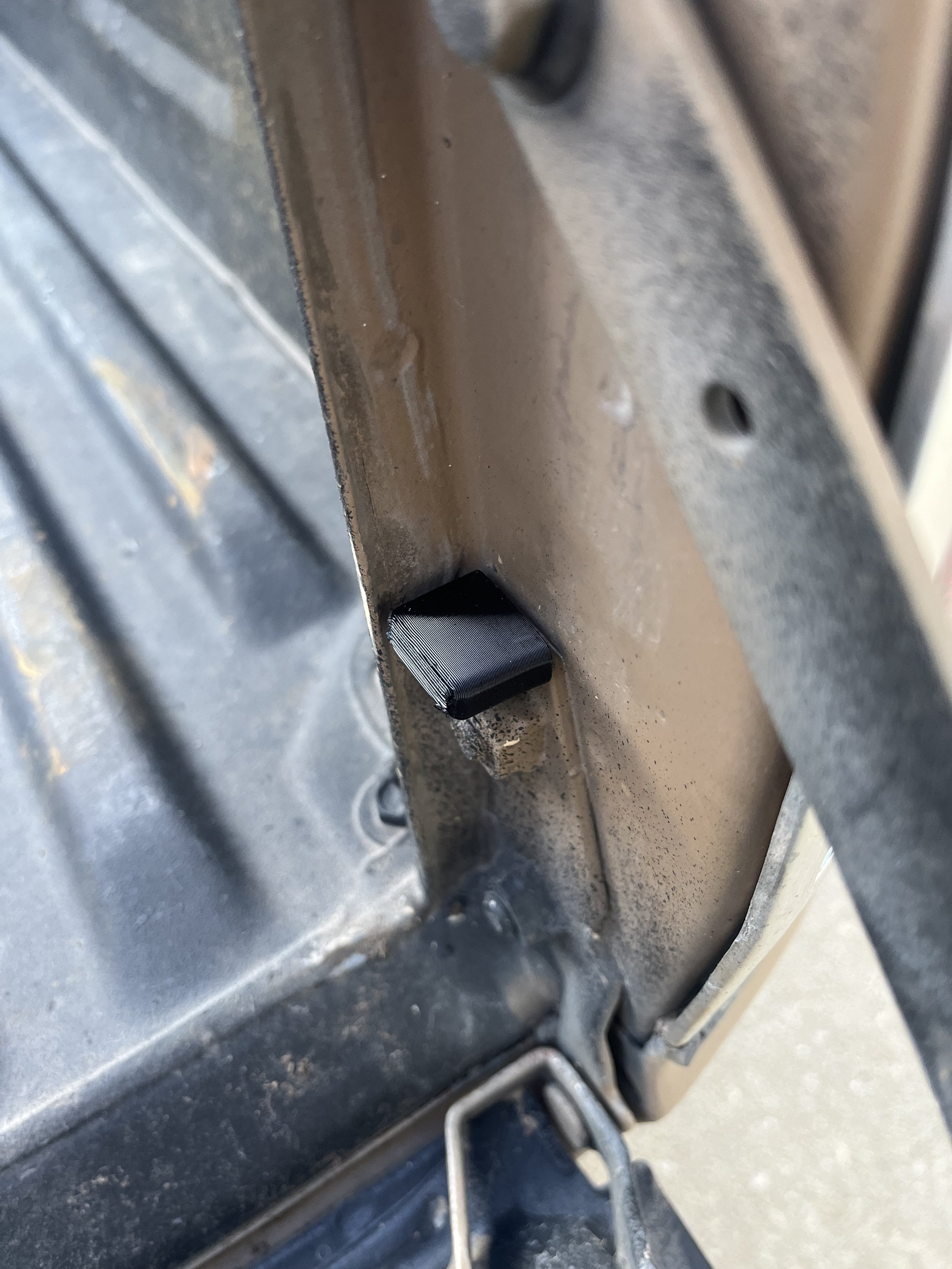 CKDigital Nissan 720 Tailgate Damper Installed 2.jpeg