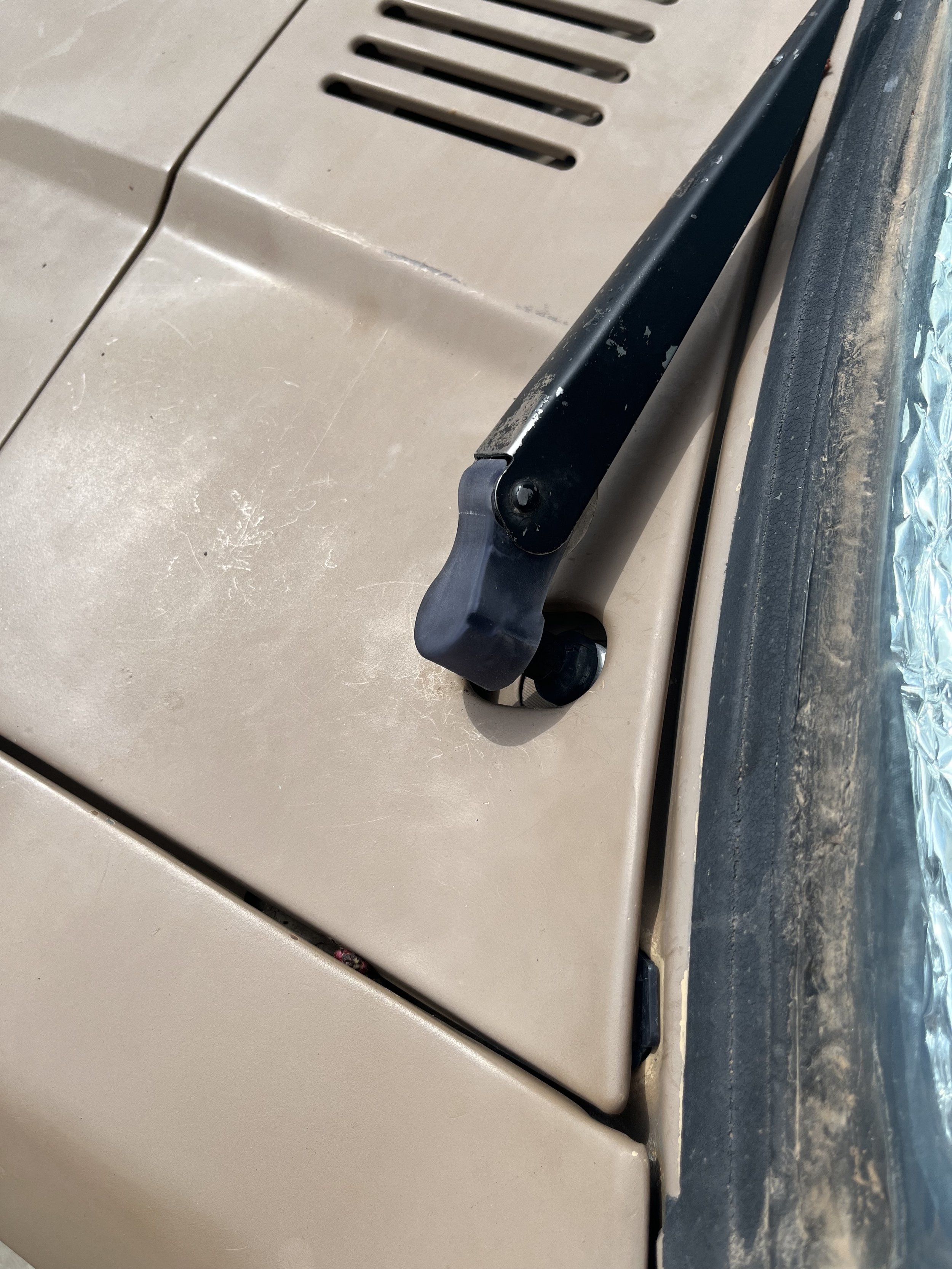 Nissan 720 Wiper Arm Cover 4.jpeg