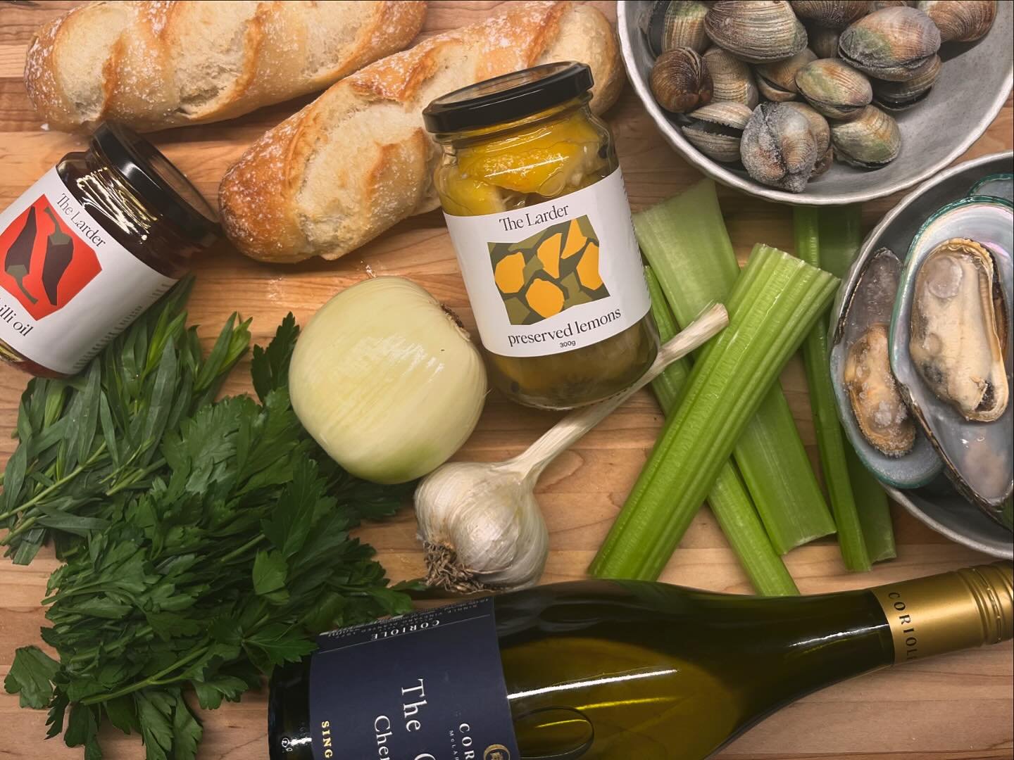After long day, all you want is a quick simple dinner, at least you won&rsquo;t be skimping out on flavour 🤌👩&zwj;🍳

 @thelarderadl confit chilli and preserved lemon mussels and clams, for those of you who have started collecting recipe cards, jus
