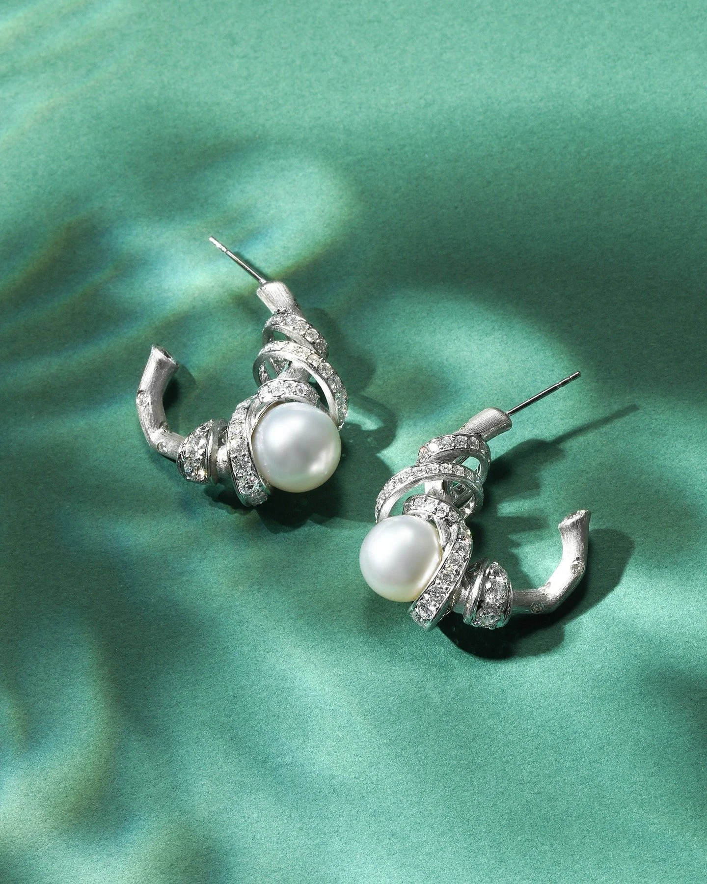 &lt;Unfurl Collection&gt;
A poetic moment of nature in motion: curves unfurl gracefully around a sculpted branch, where pearls blossom like flowers in bloom. This design captures the quiet elegance of growth and renewal, as if time paused at the inst