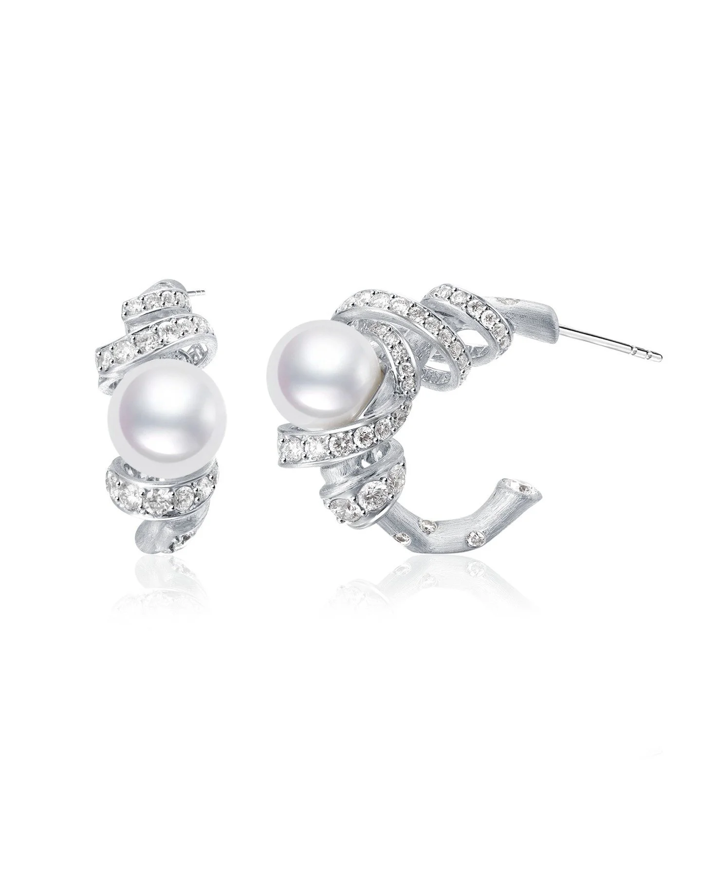 EP.108 &mdash; Unfurl Collection Pearl Earrings
A poetic moment of nature in motion: curves unfurl gracefully around a sculpted branch, where pearls blossom like flowers in bloom. This design captures the quiet elegance of growth and renewal, as if t
