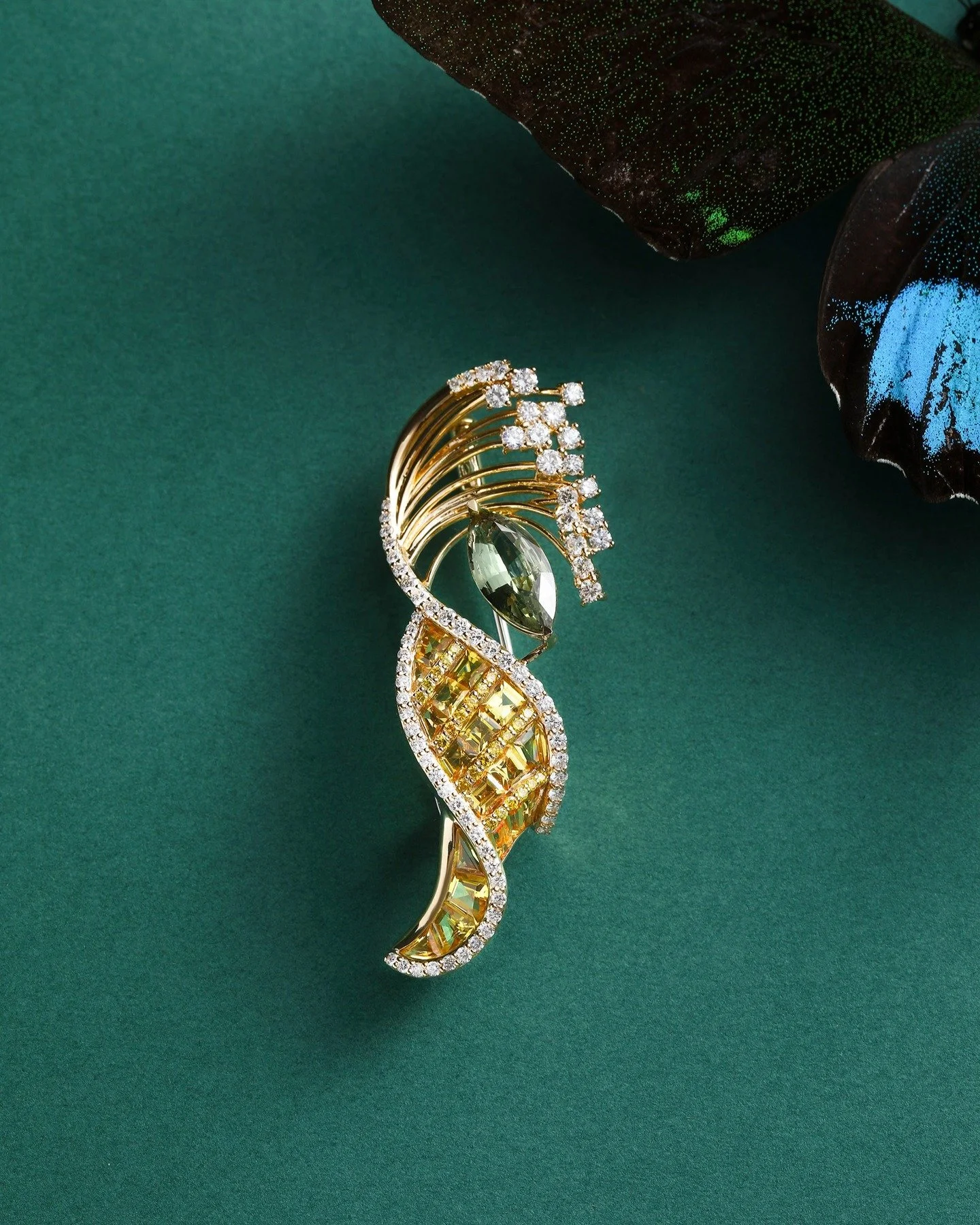 <Stream> Collection - inspired by ocean waves and melody 🎼
Featuring a Natural 3Ct Chrysoberyl, Custom Cut yellow sapphire, natural yellow and white diamonds set on 18K yellow gold
#jewelrydesigner #losangeles #finejewelry #customjewelry #di