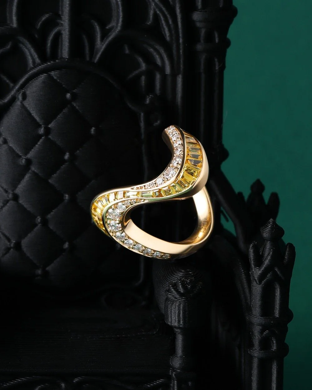 EP.134
Custom Signature Stream Collection Ring - featuring yellow sapphires set on 18K yellow Gold

#jewelrydesigner #losangeles #finejewelry #customjewelry #entrepreneur #danielyujewelry #jewelry #engagementring #highjewelry #diamonds #sapphire