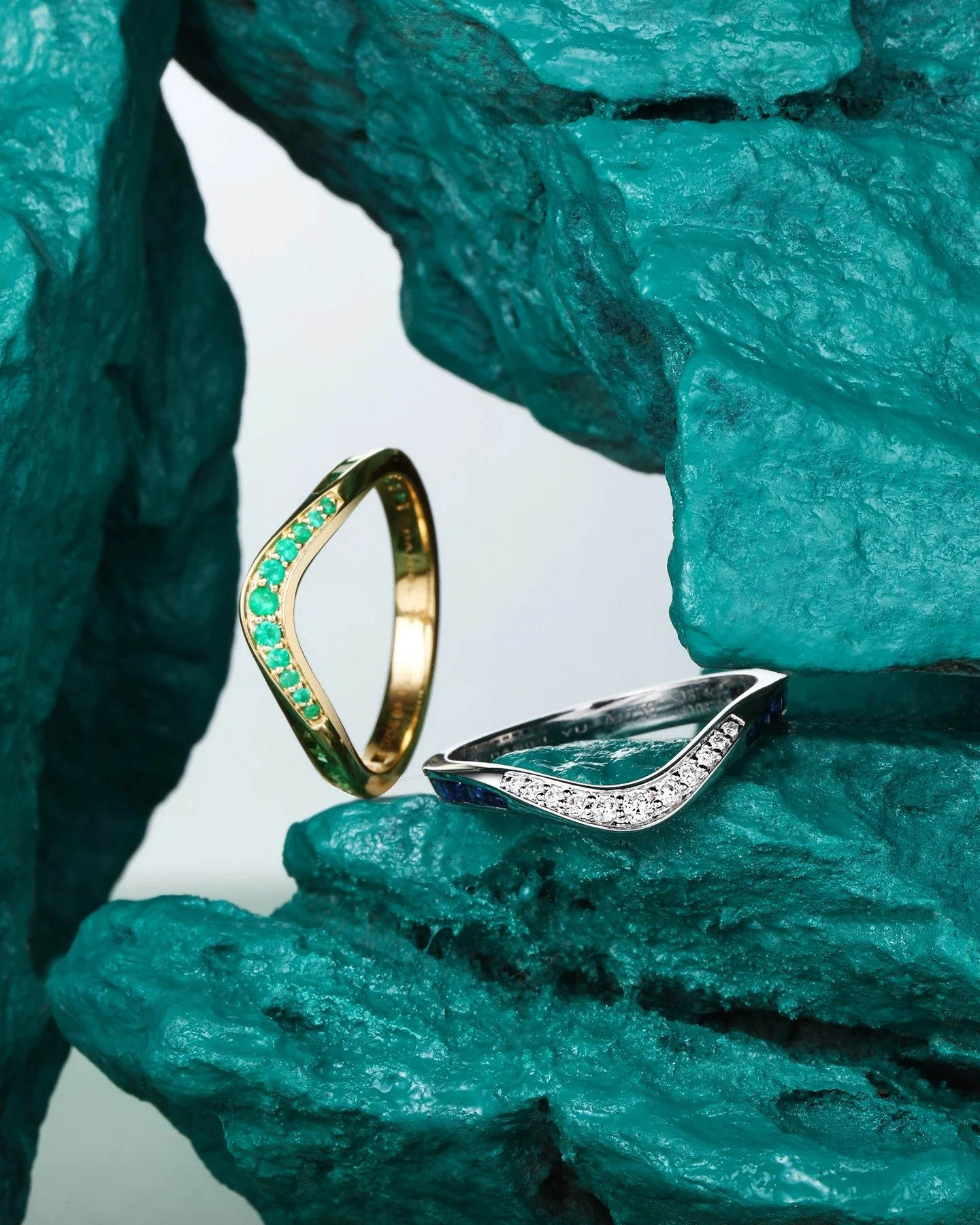 Stream Signature Wedding Band Design is here! The subtle wave creates movement and brilliance from every angle.
#jewelrydesigner #finejewelry #danielyujewelry #customjewelry #engagementring