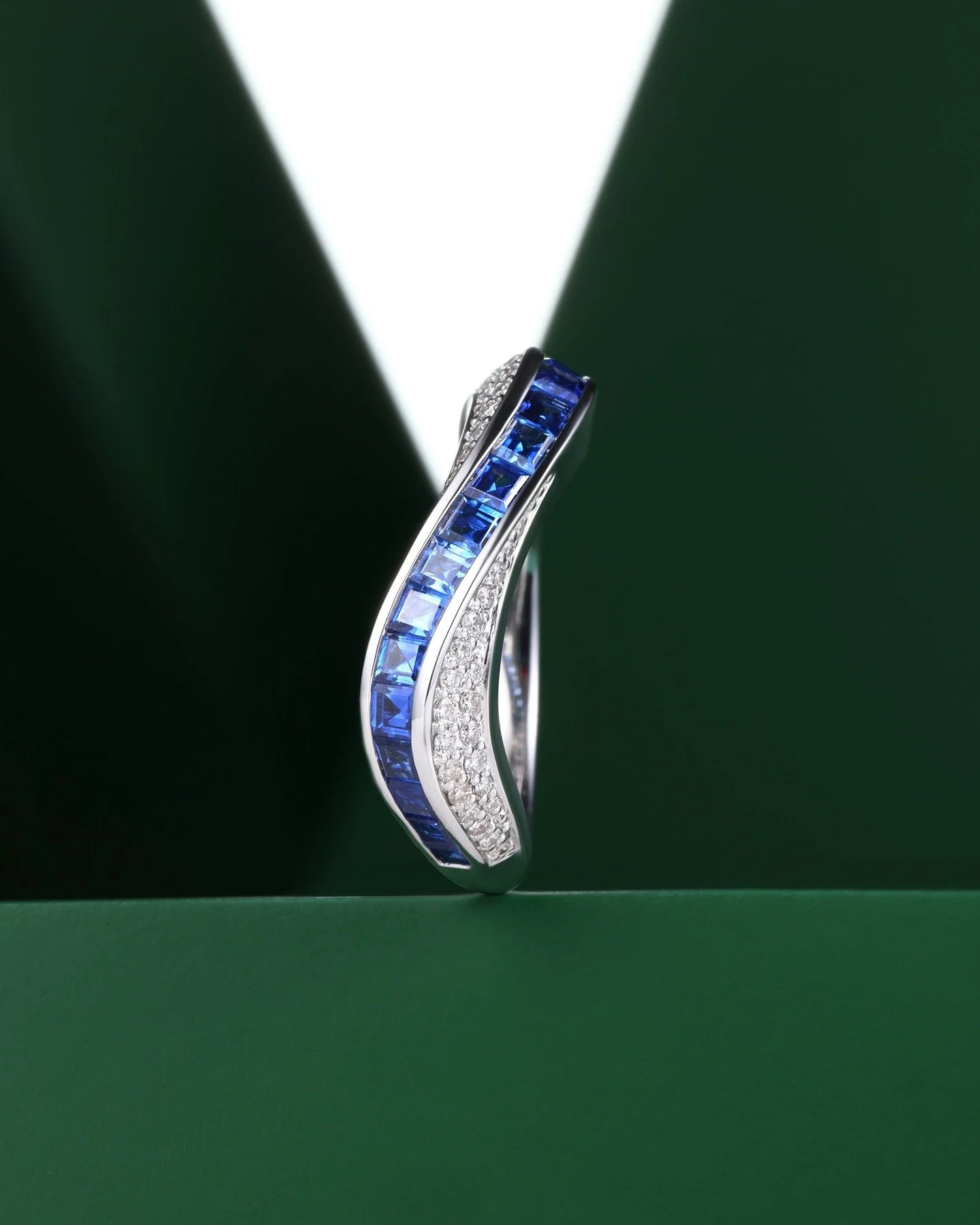 EP.199
Stream Wave - a wave of blue sapphire and naturals set on 18K white Gold
#jewelrydesigner #finejewelry #danielyujewelry #customjewelry #highjewelry