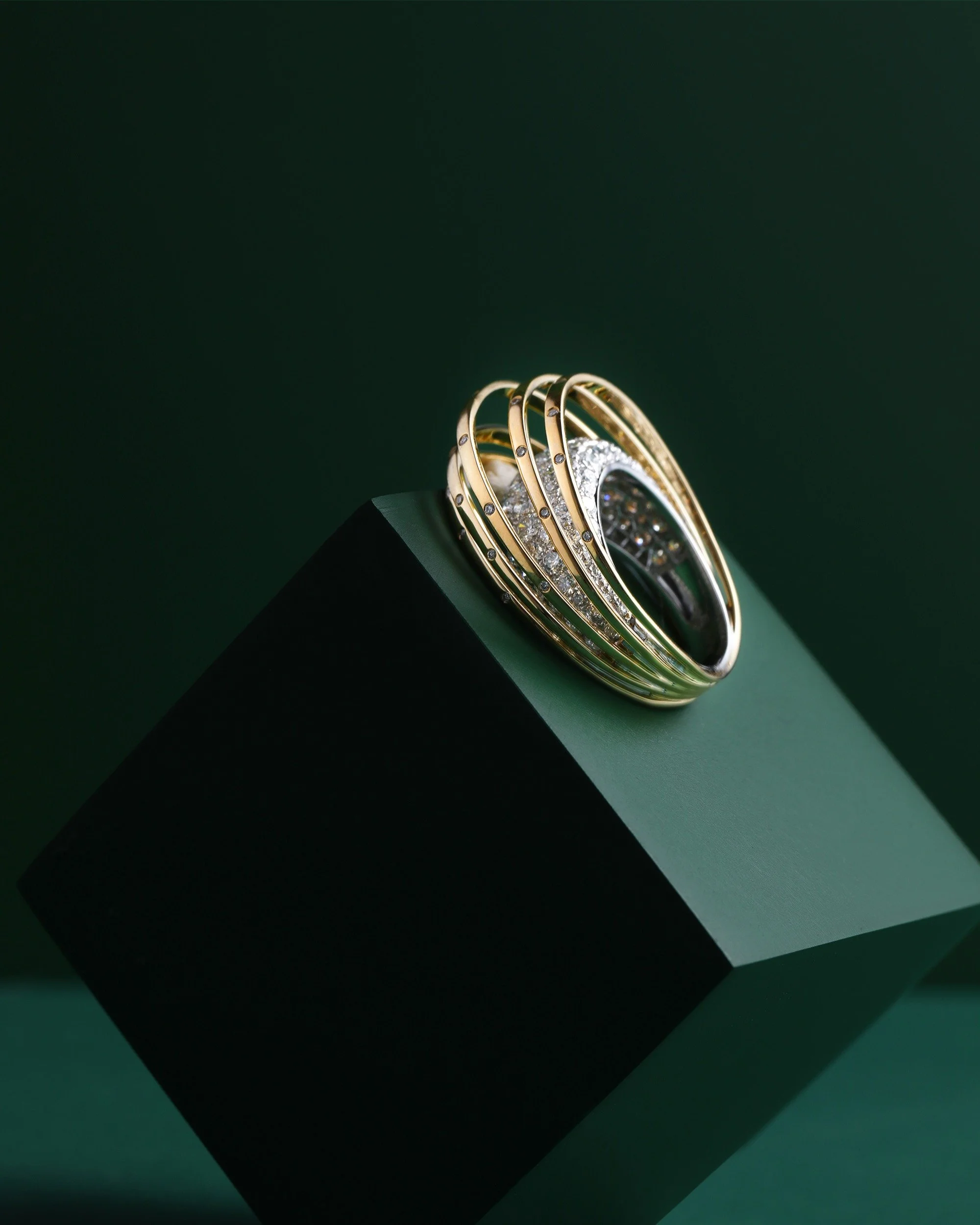Orbit Collection where lights gravitated towards the diamond core.

#jewelrydesigner #finejewelry #danielyujewelry #customjewelry #highjewelry