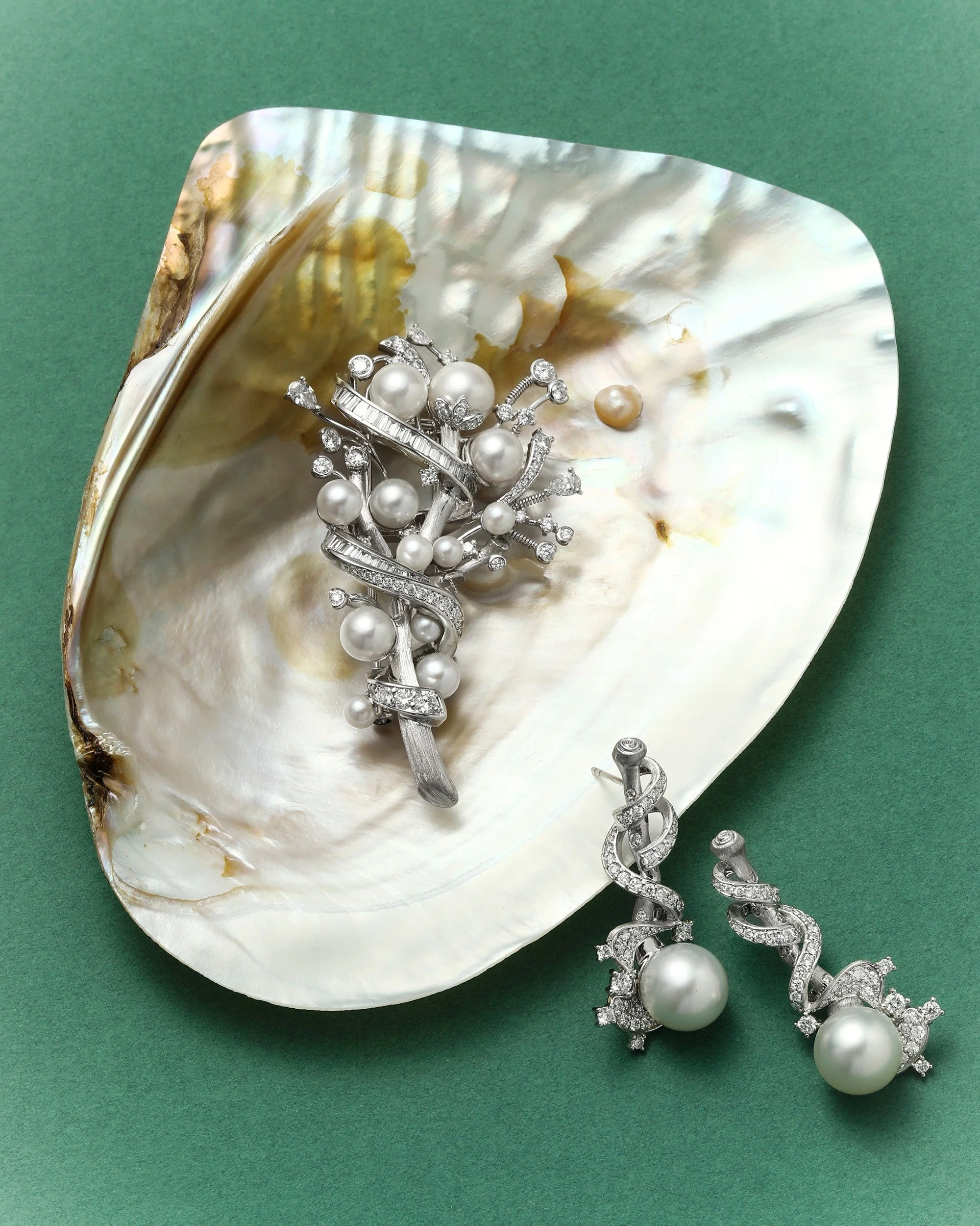 I love the contrast of a flawless spherical shape of a pearl against the metal work and brilliance of diamonds.

Would you like to see more pearl work from me?

#jewelrydesigner #finejewelry #danielyujewelry #customjewelry #highjewelry