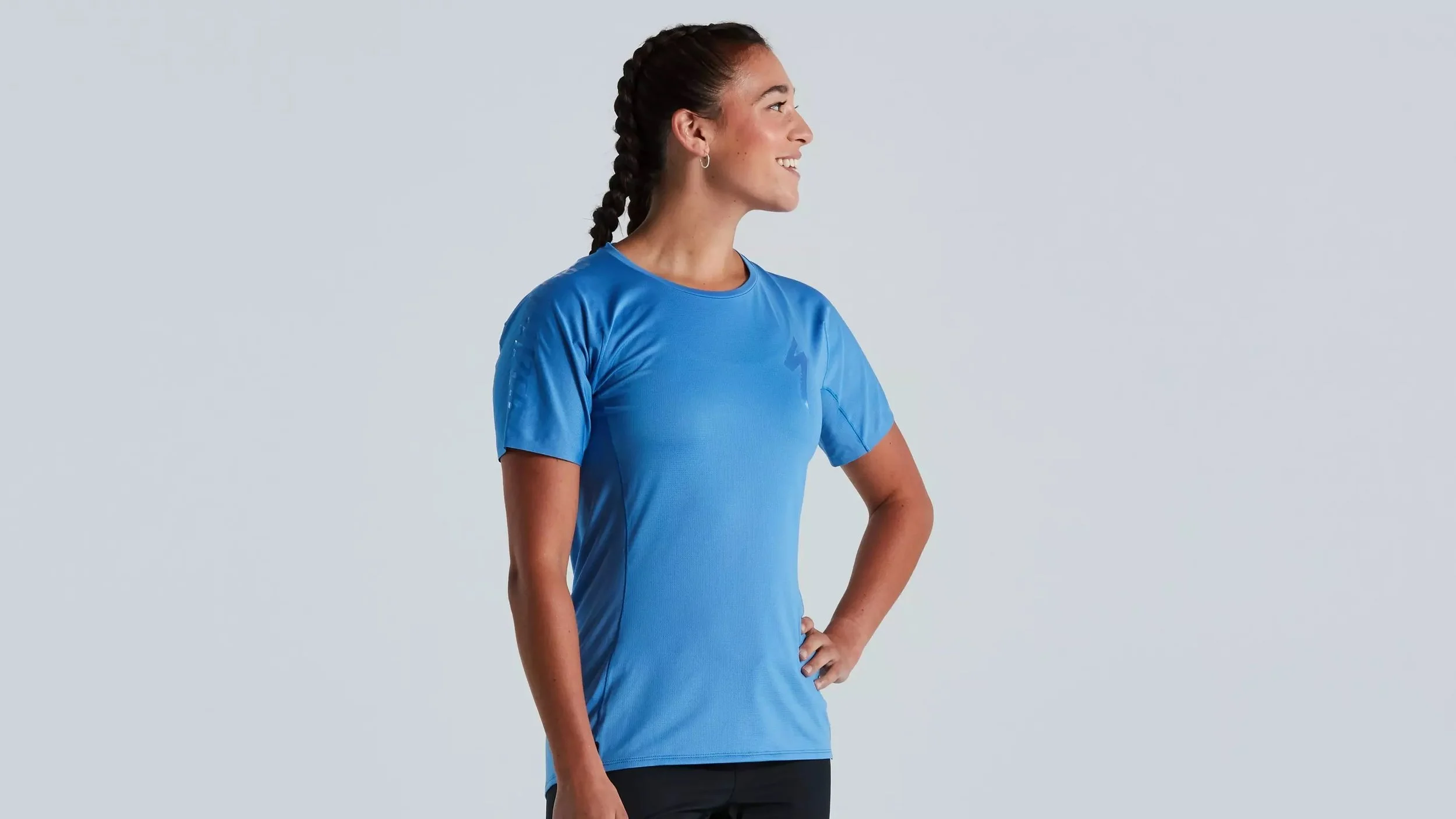 64021-011_APP_TRAIL-AIR-JERSEY-SS-WMN-SKYBLU-M_FRONT-3-4.jpeg