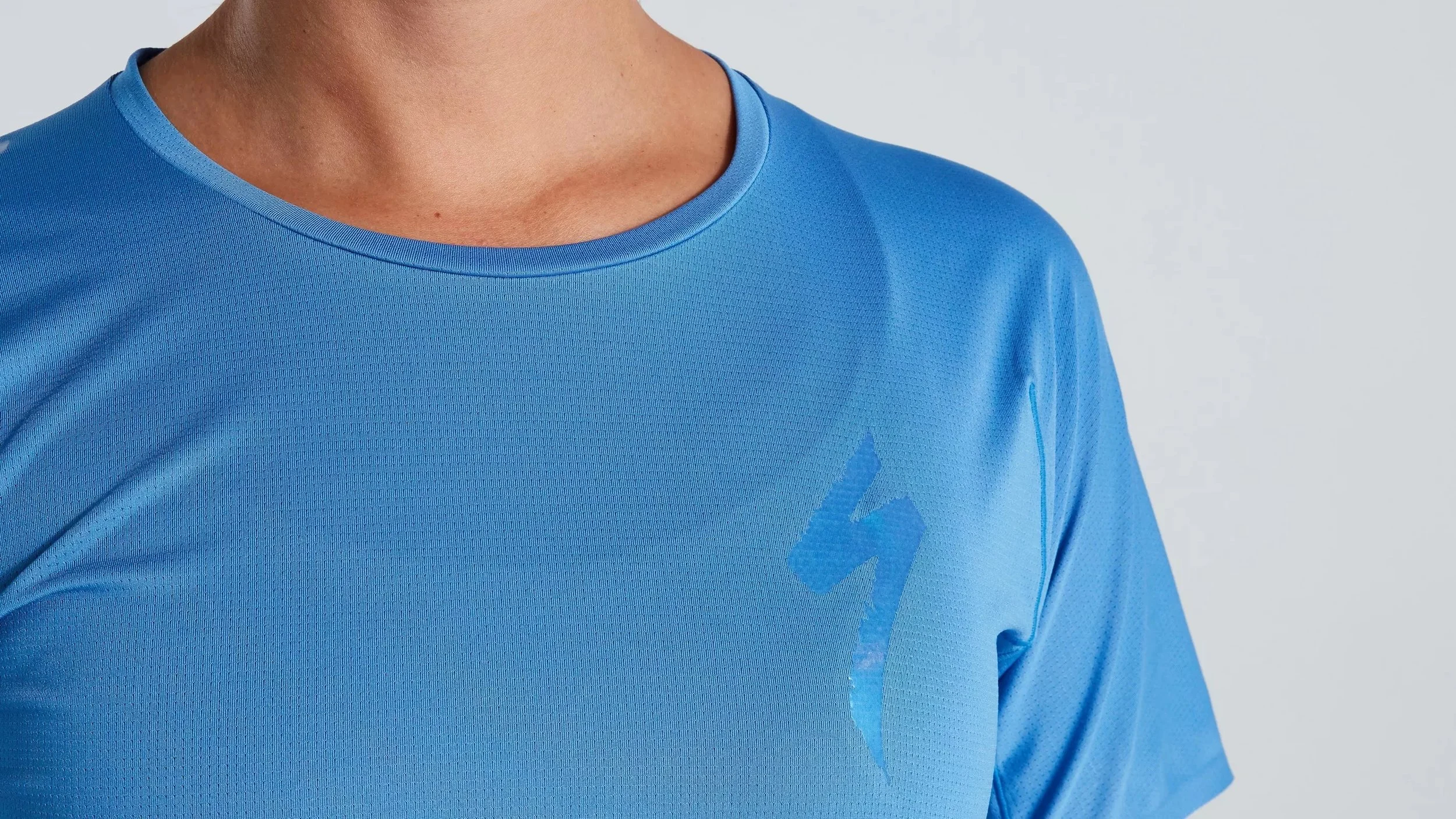 64021-011_APP_TRAIL-AIR-JERSEY-SS-WMN-SKYBLU-M_DETAIL1.jpeg