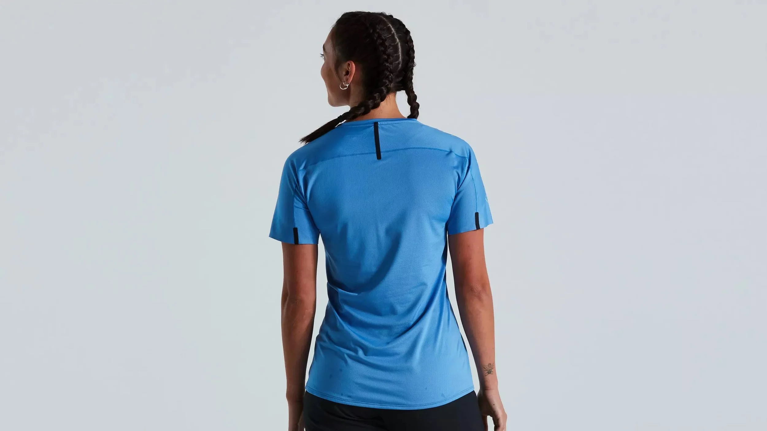 64021-011_APP_TRAIL-AIR-JERSEY-SS-WMN-SKYBLU-M_BACK.jpeg