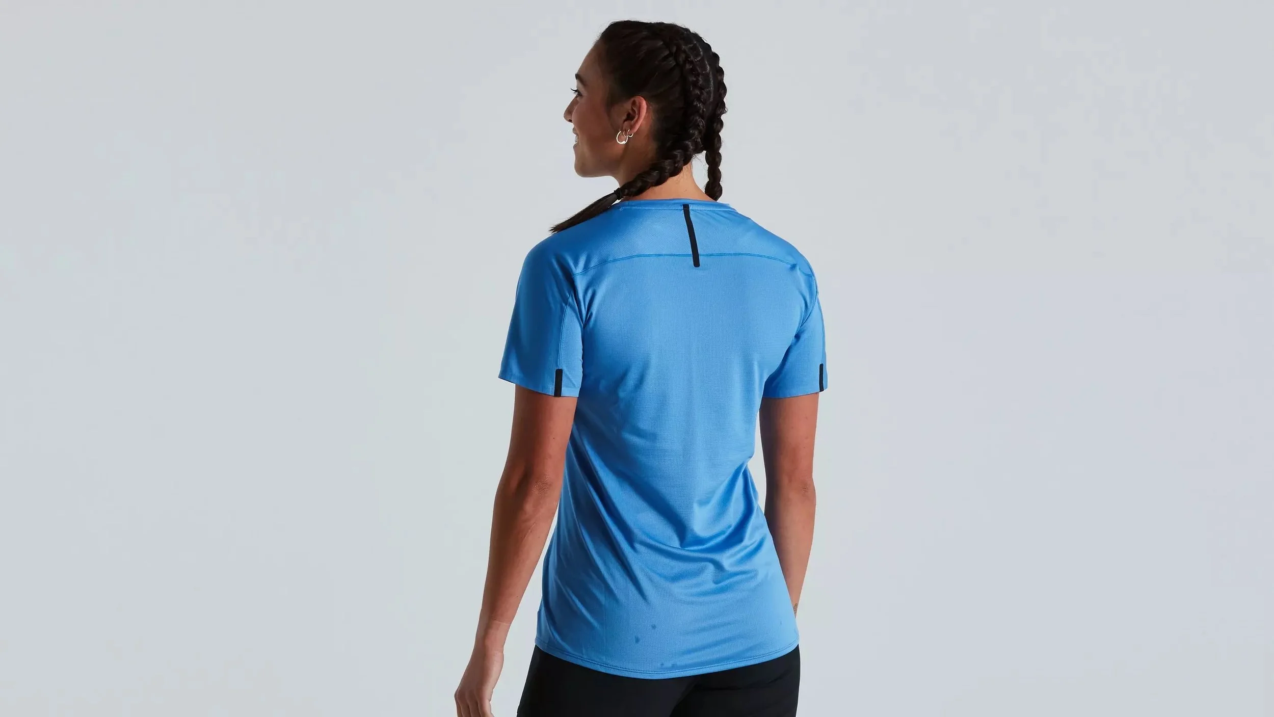 64021-011_APP_TRAIL-AIR-JERSEY-SS-WMN-SKYBLU-M_REAR-3-4.jpeg