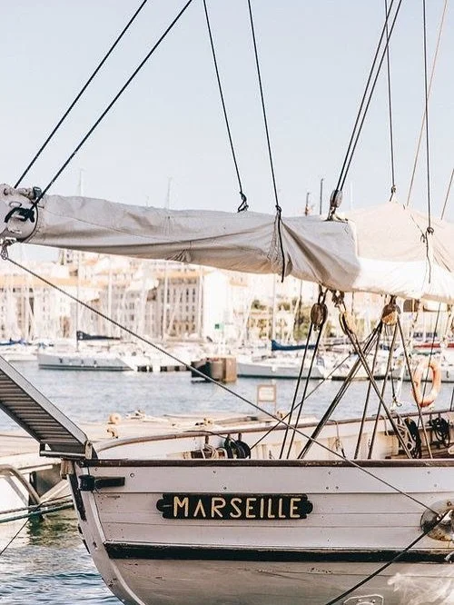 La cuisine proven&ccedil;ale qu&rsquo;on aime, entre tradition g&eacute;n&eacute;reuse et audace m&eacute;diterran&eacute;enne.
Parce qu&rsquo;&agrave; Marseille, on partage. On rit. On mange. Et on recommence.
_
📍5 Av. de Hambourg 13008
🕦 10:00 - 