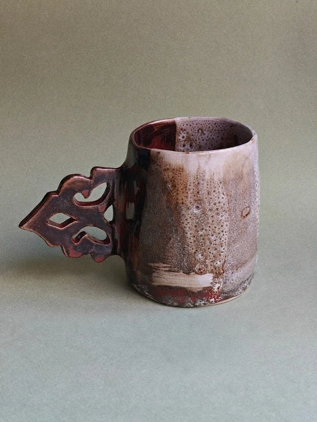 Mug en grès, recouvert de trois émaux.