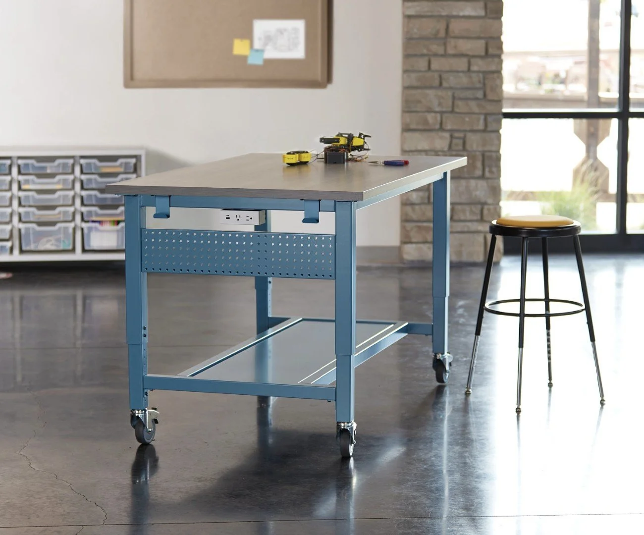 KI Stout™ Tables