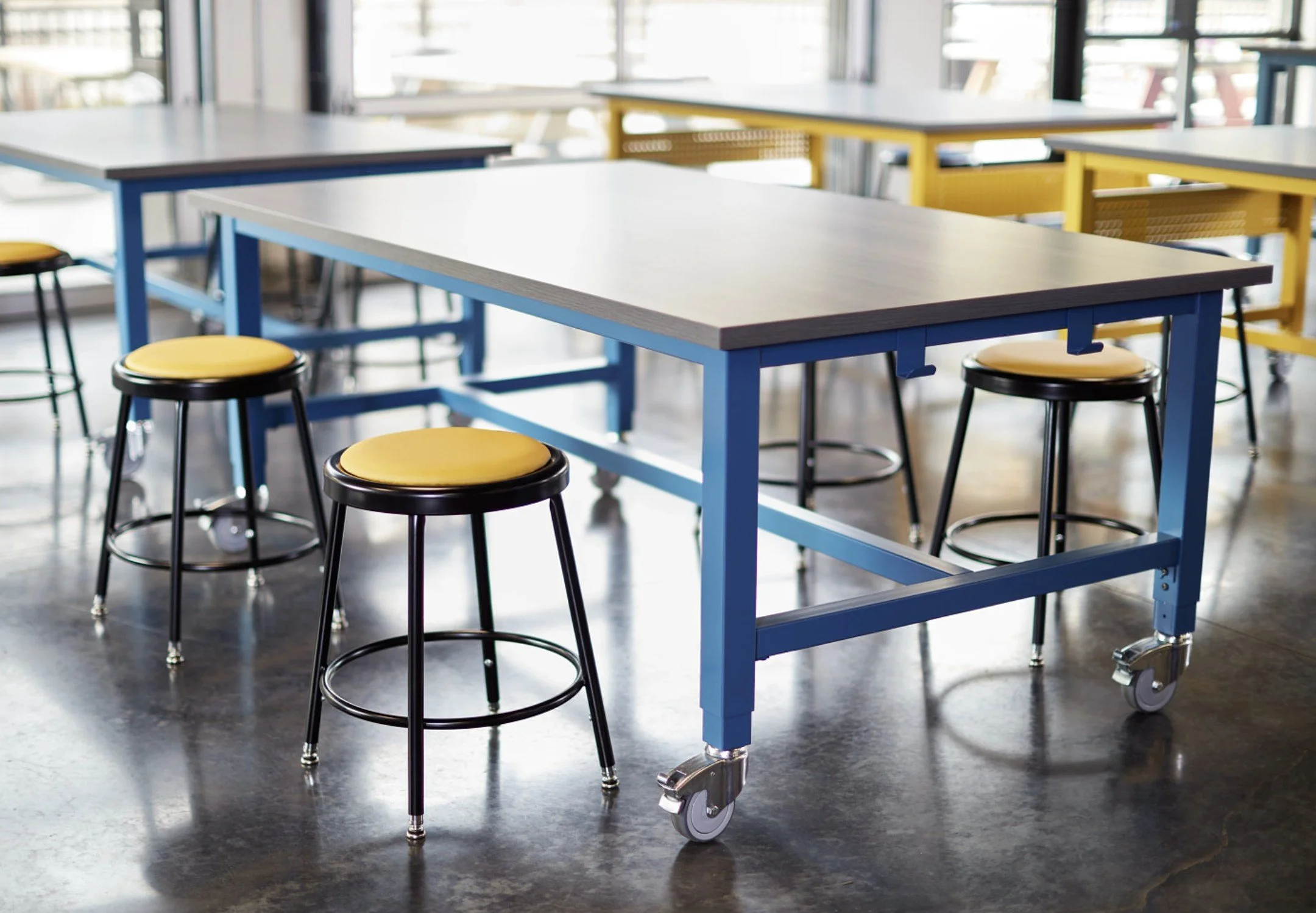 KI Stout™ Tables