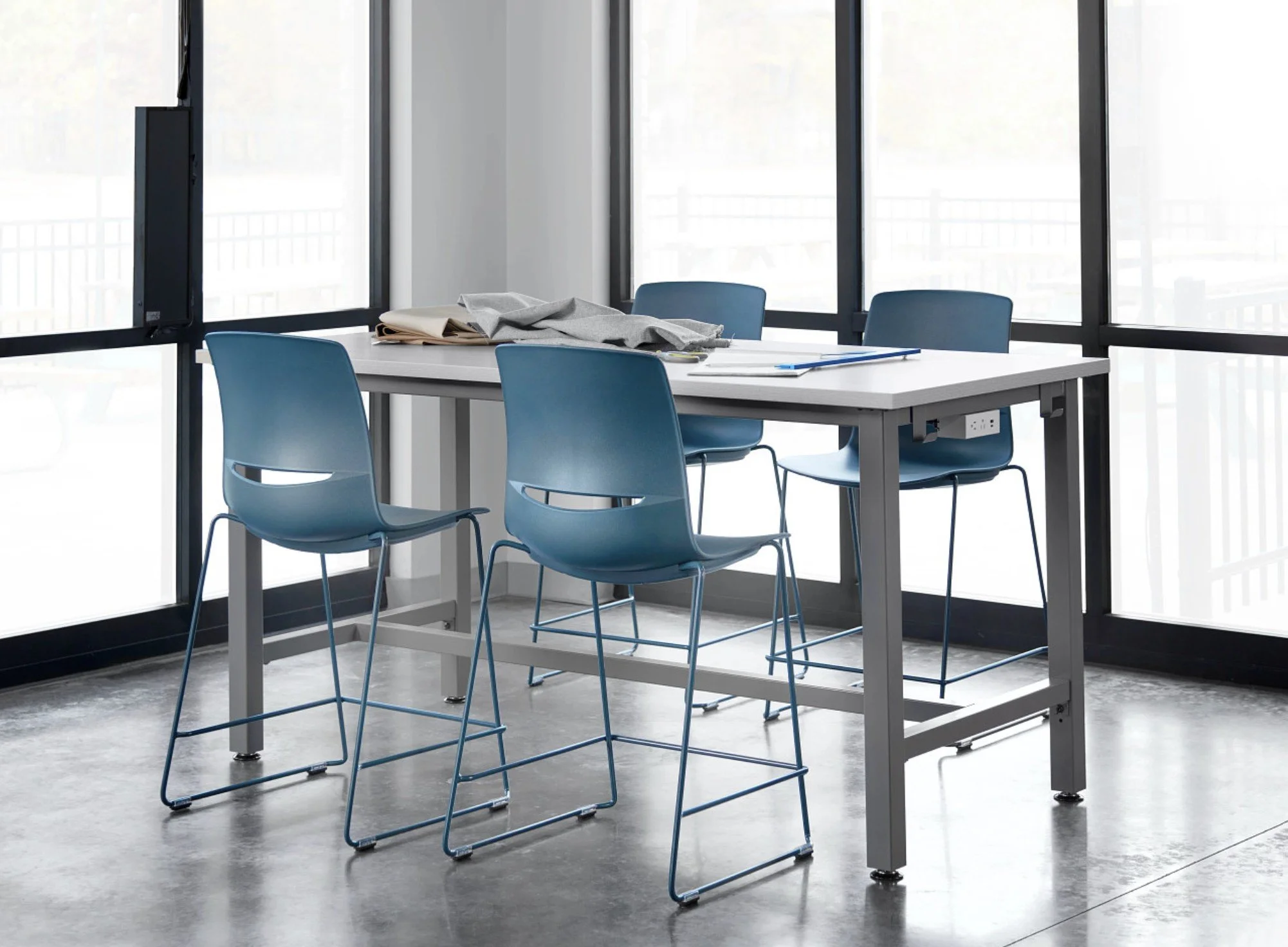 KI Stout™ Tables