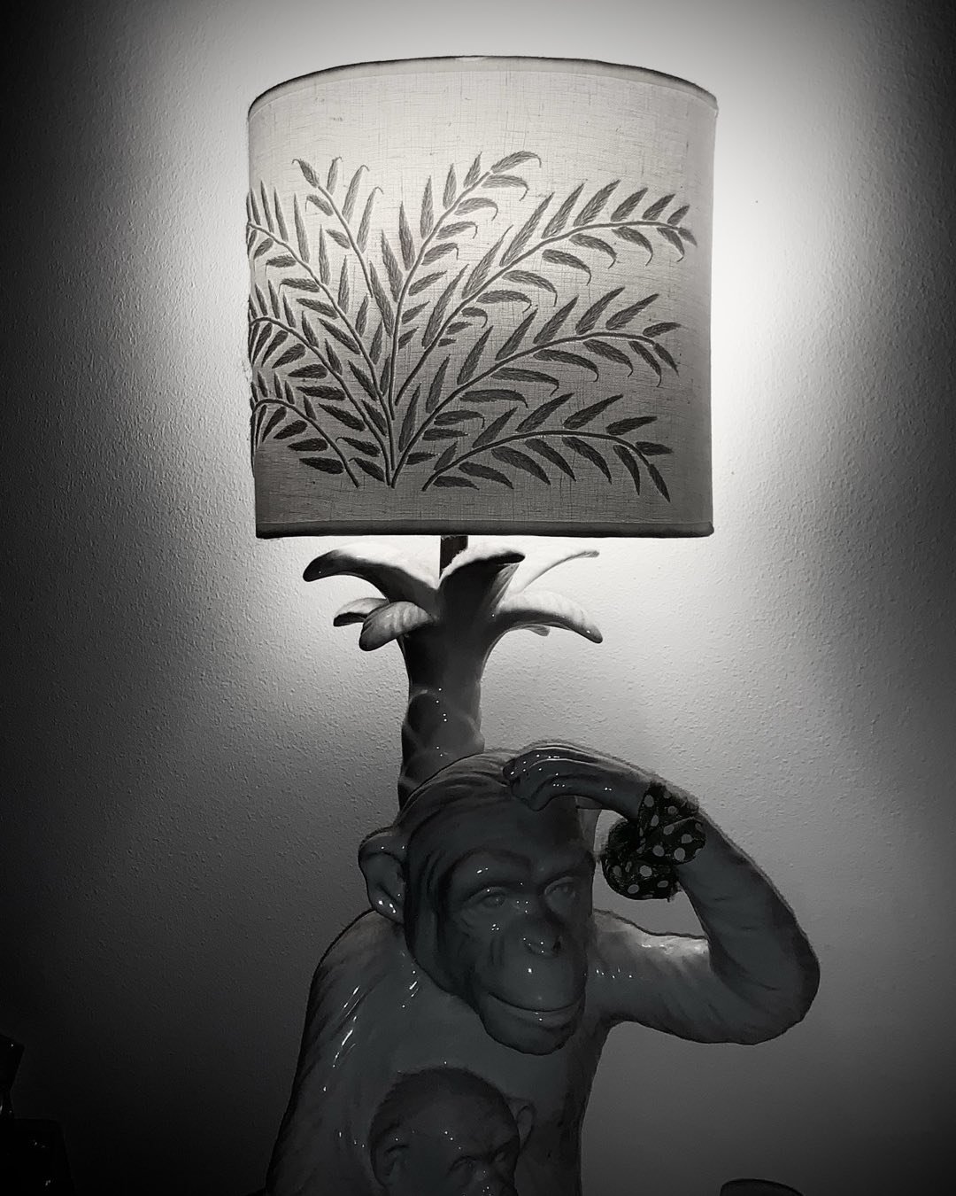 Broderie de l&rsquo;abat-jour adapt&eacute;e au pied de la lampe &agrave; motif Palmier 🌴 

Hand-embroidered lamp shade matching the Palmtree shape of the lamp 🌴
&bull;
&bull;
&bull;
&bull;
&bull;
&bull;
&bull;
&bull;
#handembroidery #handembroider
