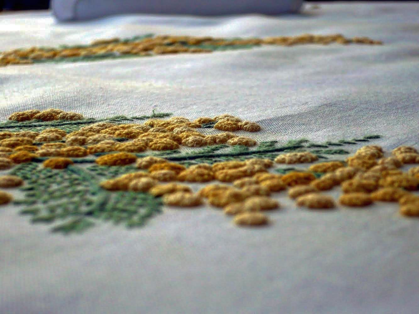 Can you guess which flower is hand embroidered ?

Answer tomorrow 😉
&bull;
&bull;
&bull;
&bull;
&bull;
&bull;
&bull;
&bull;
&bull;
#handembroidery #embroideredlinens #handembroideredflower #bordadoamano #brod&eacute;main #lingebrod&eacute;main #rica