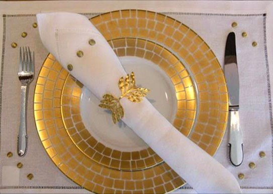 Placemat and Napkin &ldquo;3 Dots 1930s&rdquo;
Gold embroidery 
&bull;
&bull;
&bull;
&bull;
&bull;
&bull;
&bull;
&bull;
&bull;
&bull;
#embroidery #brod&eacute;main #artdelatable #bordadoamano #embroiderednapkin #embroideredplacemats #handembroidery #