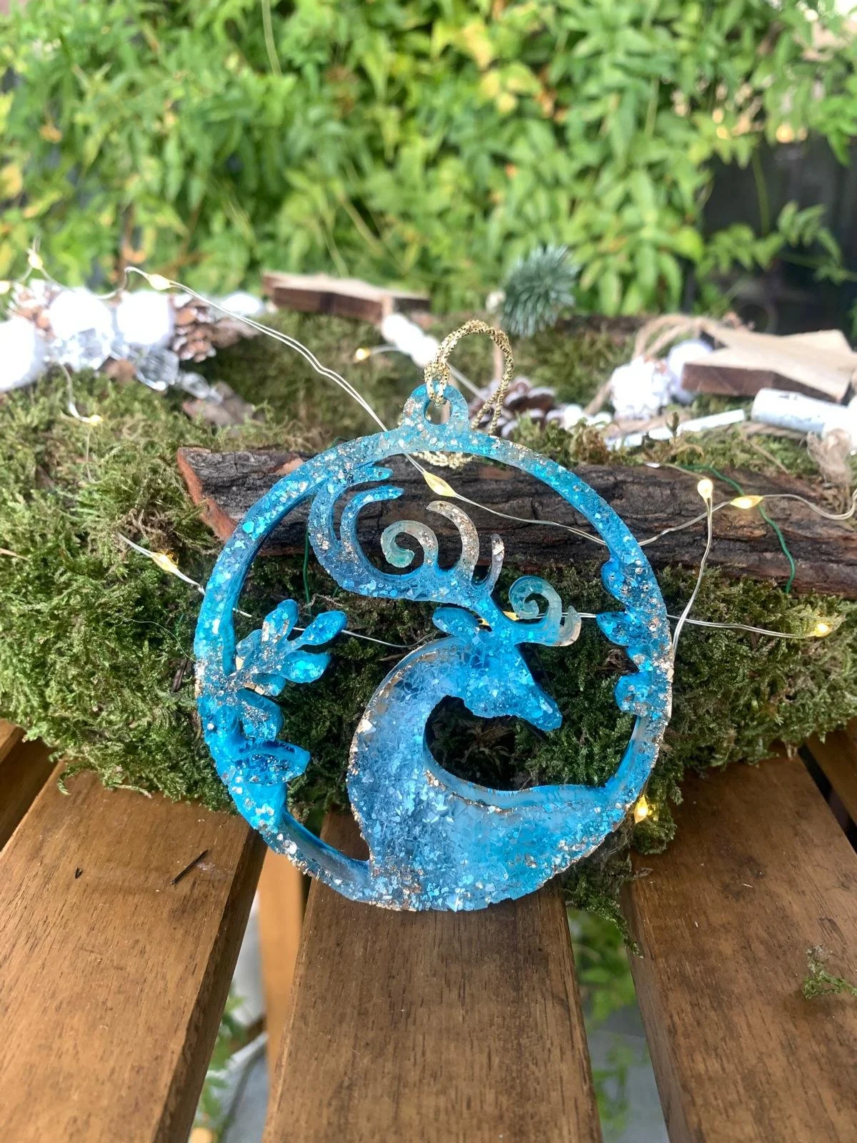 Winterlicher Hirsch aus Kunstharz - i verschiedenen Farben erhältlich