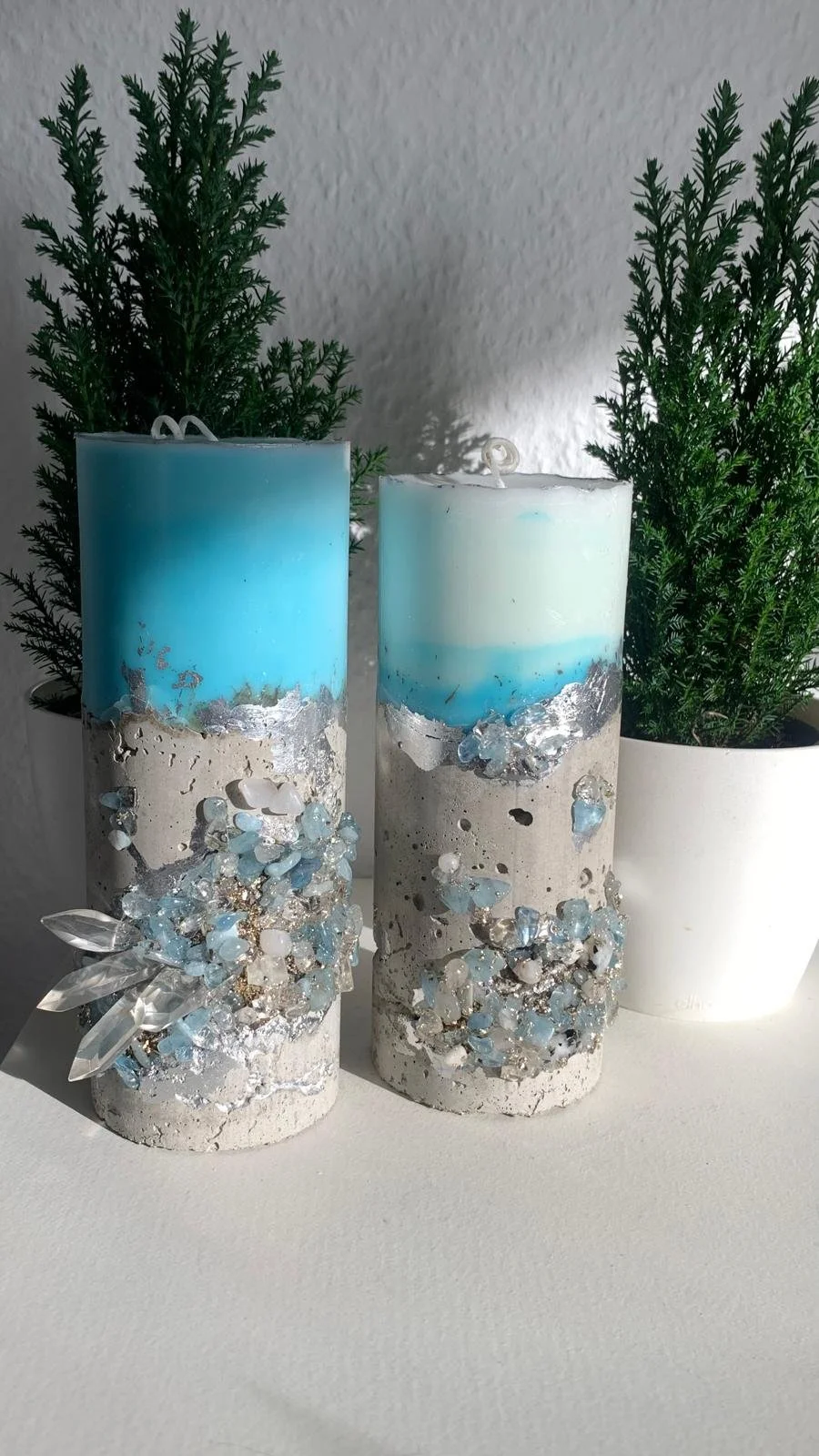 Zwei handgefertigte Betonkerzen, veredelt mit echtem Aquamarin und klarem Bergkristall.