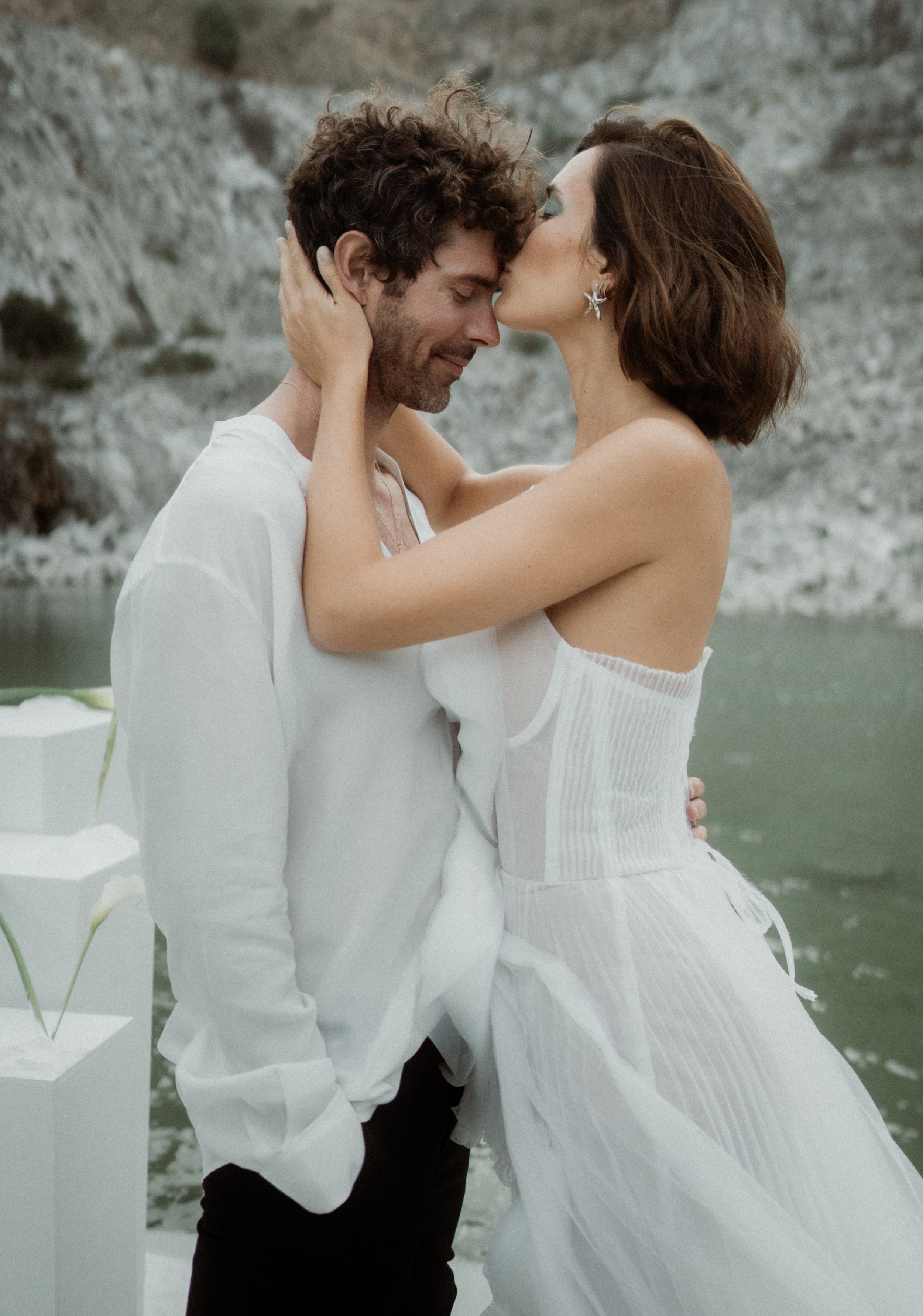 Braut küsst Bräutigam auf die Stirn am See – Elopement Hochzeit Paarshooting
Beschreibung: Ein leiser, zärtlicher Moment am Wasser: die Braut küsst den Bräutigam auf die Stirn. Perfekt für intime Hochzeitsfotos, Elopement-Reportage und natürliche Wed