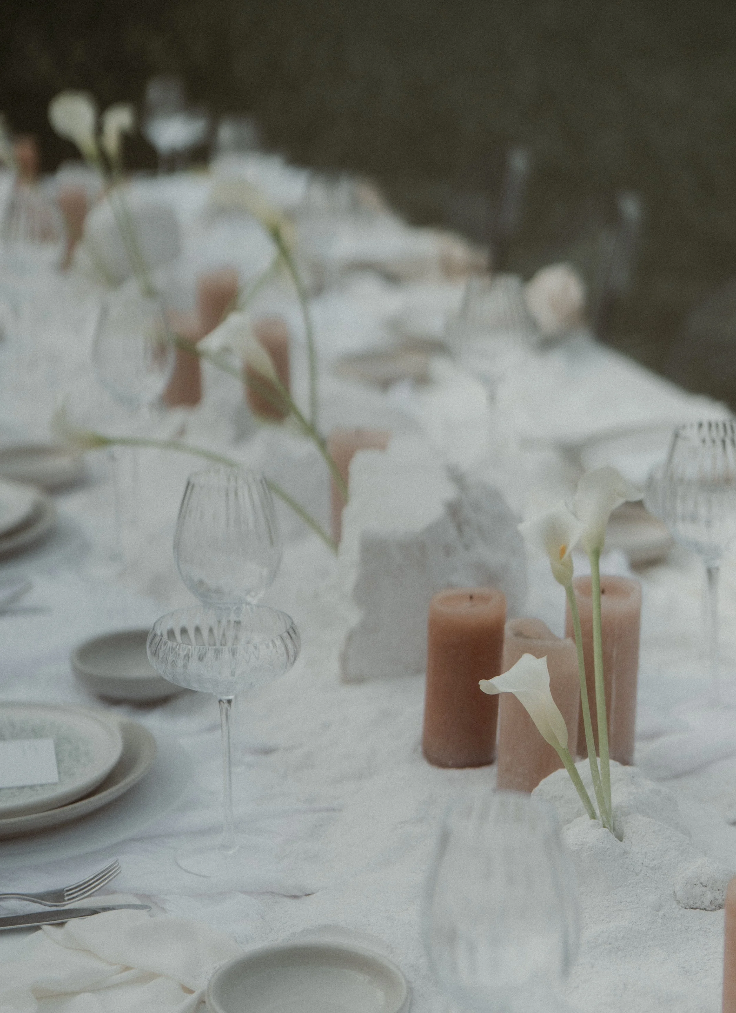 Teller, Gläser und Calla-Lilien auf sandigem Tischsetting – Elopement Hochzeit Detailfoto
Beschreibung: Elegante Wedding-Details im Minimal-Look: Calla-Lilien, Glas, Sand/helle Texturen und klare Linien. Ideal für Elopement-Trauung, Hochzeitsfeier un