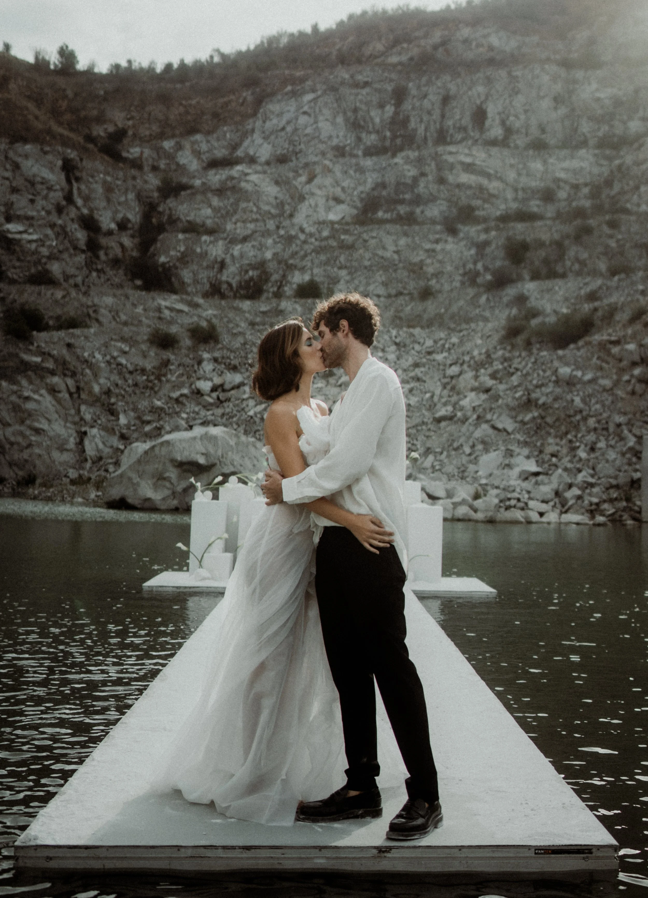 Brautpaar küsst sich auf Steg im See vor Felsen – Elopement Hochzeit am Wasser
Beschreibung: Klassischer Wedding-Moment modern interpretiert: Kuss auf dem Steg, Wasser ringsum, Felsen im Hintergrund. Ideal für Paare, die eine intime Elopement-Trauung