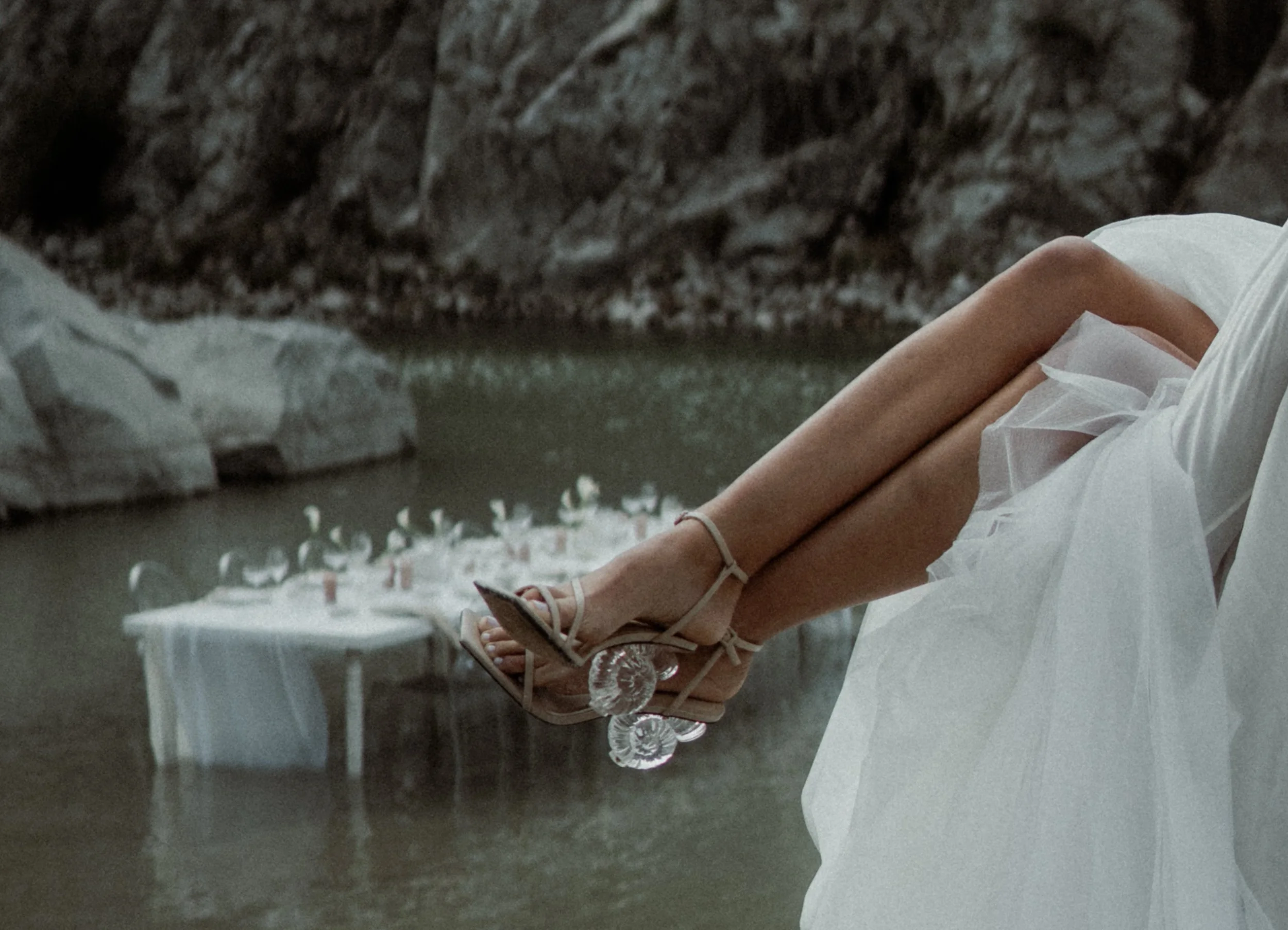Brautbeine mit High Heels, Gläser im Fokus – Elopement Hochzeit Detailshot am See
Editorial-Detail mit Stil: High Heels und Gläser vor der Kulisse eines gedeckten Tisches im Wasser. Perfekt für moderne Elopement-Hochzeiten, Wedding-Storytelling und k