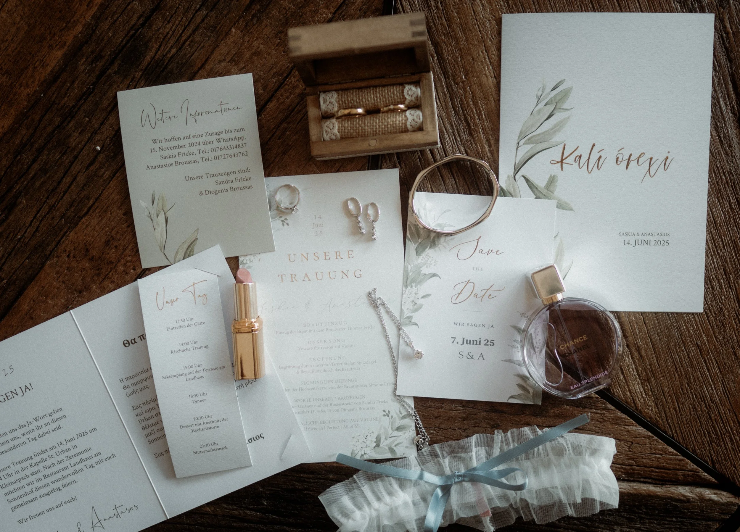 Hochzeitsvorbereitungen mit Einladungskarten, Ringen, Parfüm, Geschenk, Schmuck und Notizen auf Holzfläche