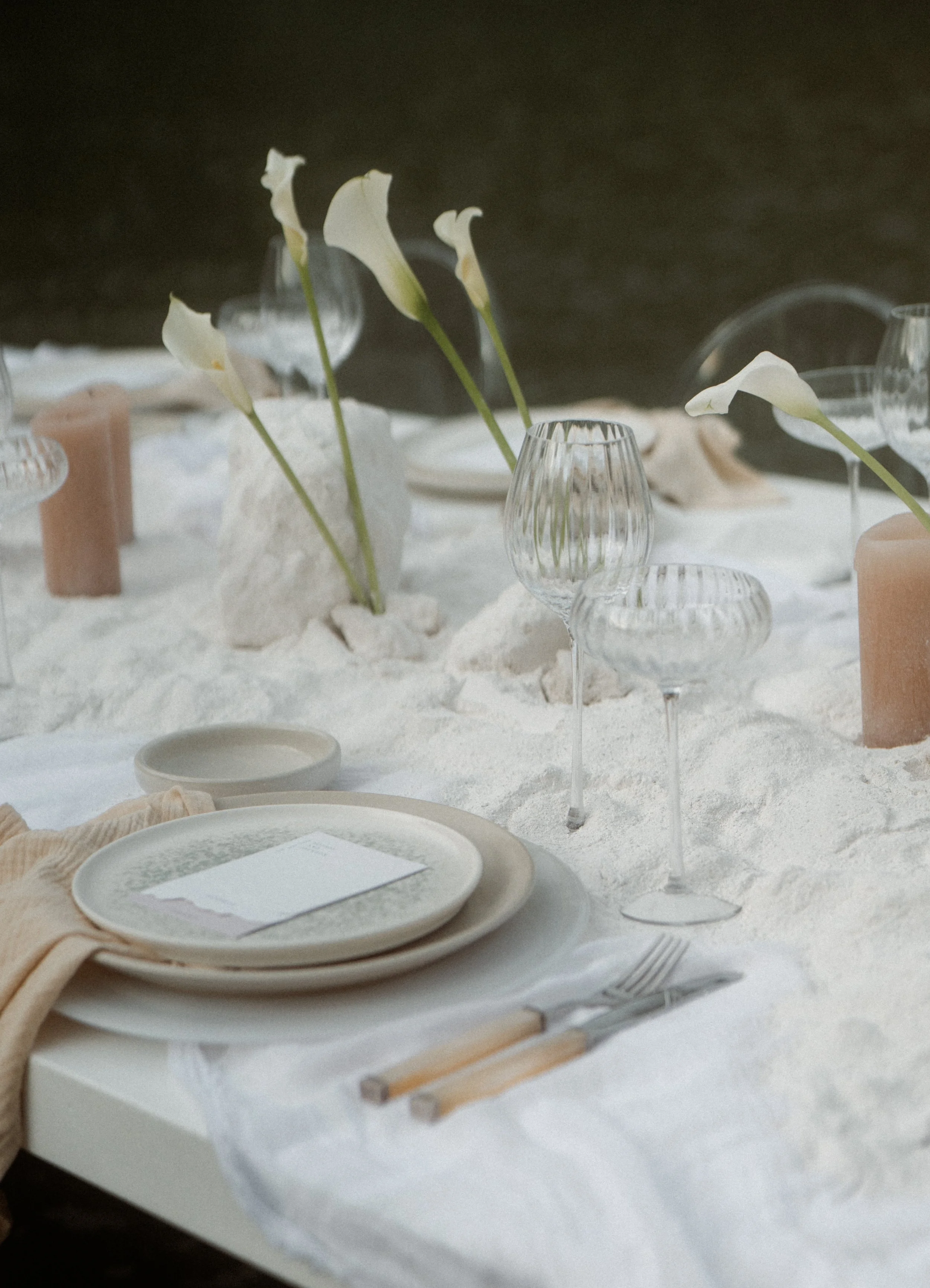 Teller, Gläser und Calla-Lilien auf sandigem Tischsetting – Elopement Hochzeit Detailfoto
Elegante Wedding-Details im Minimal-Look: Calla-Lilien, Glas, Sand/helle Texturen und klare Linien. Ideal für Elopement-Trauung, Hochzeitsfeier und moderne Hoch