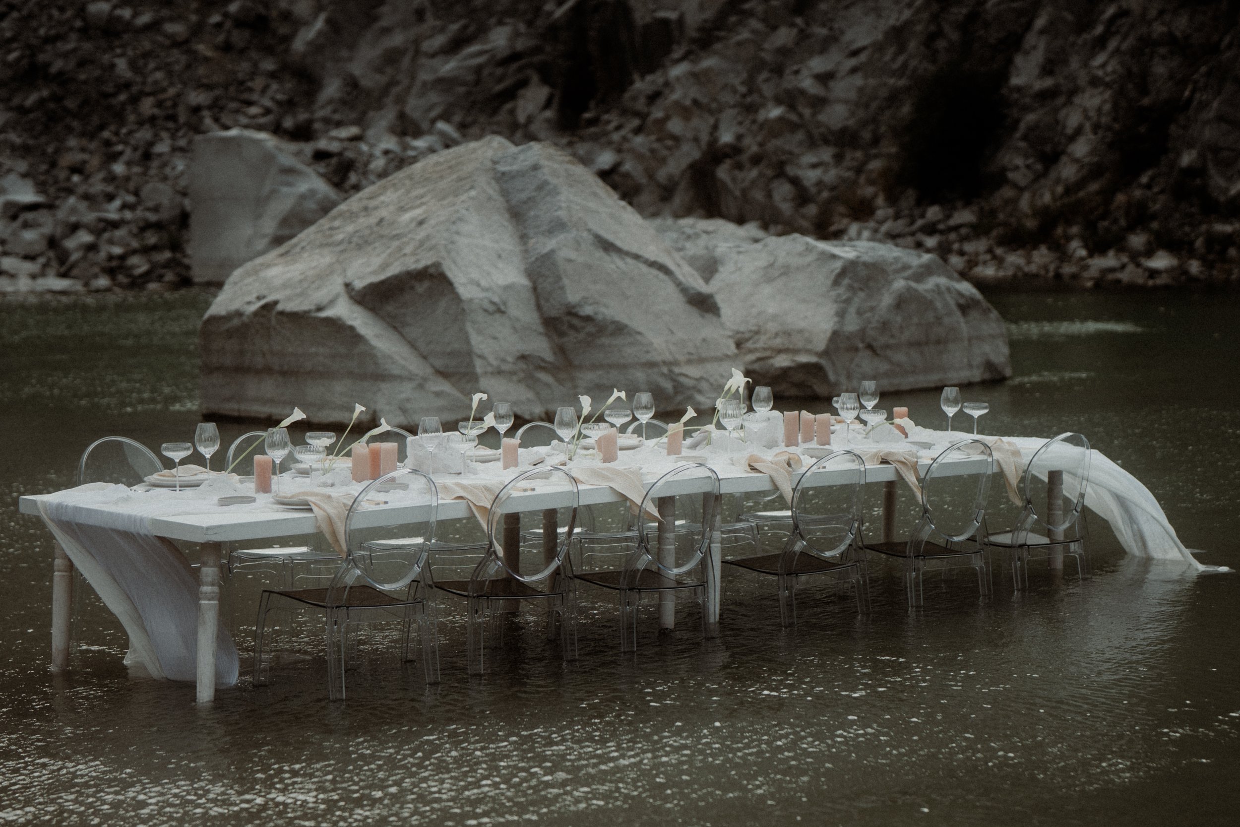 Große gedeckte Tafel im Wasser mit transparenten Stühlen – Elopement Hochzeitsfeier am See
 Ein echtes Statement-Setup: eine komplett gedeckte Hochzeitstafel mitten im Wasser – modern, mutig, unvergesslich. Perfekt für Elopement-Feier, Wedding-Recept