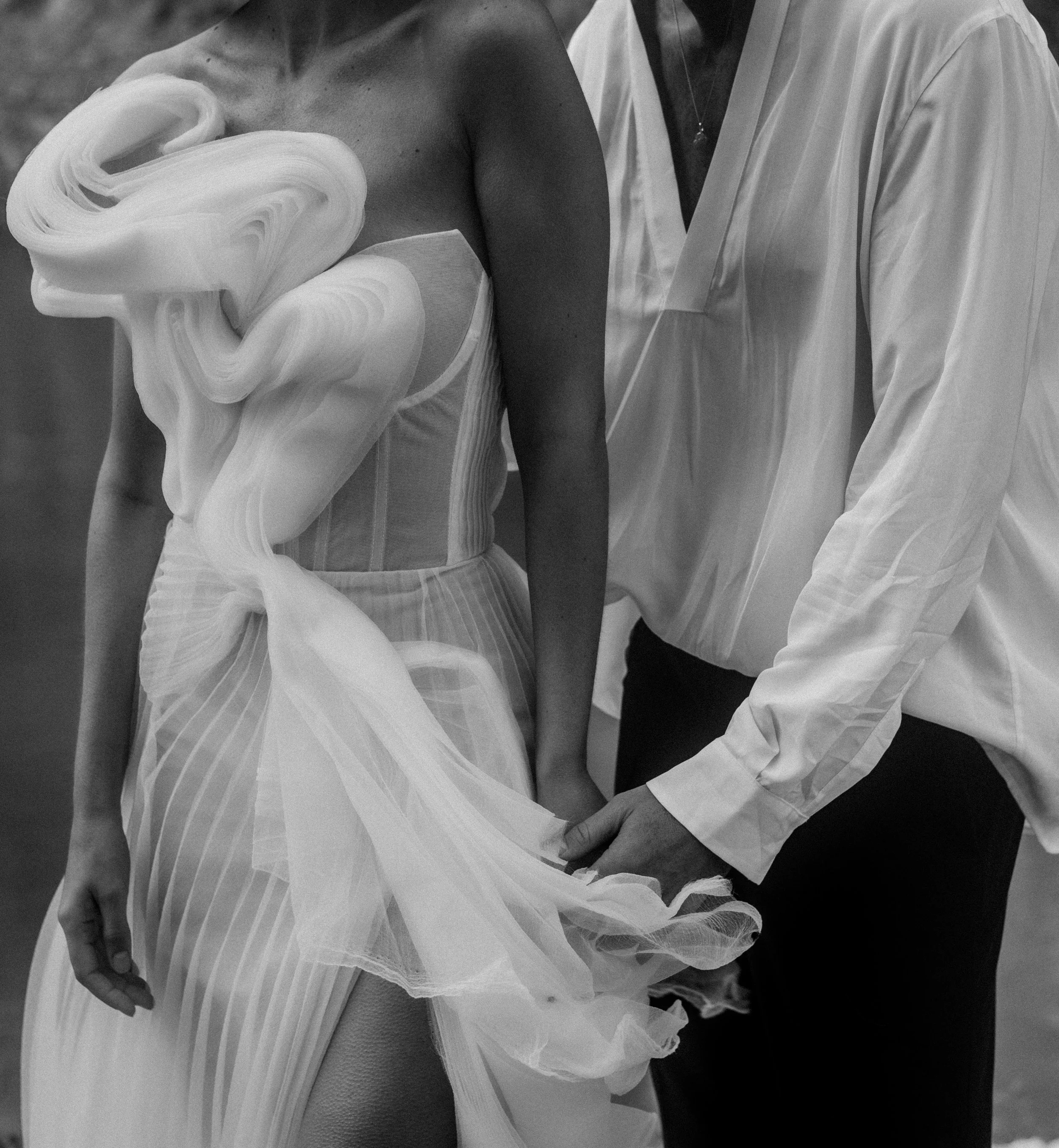 Detail von Brautkleid und Bräutigam, Stoff in der Hand – Elopement Hochzeit (schwarzweiß)
Detailfoto voller Textur und Gefühl: der Bräutigam hält sanft den fließenden Stoff des Brautkleids. Perfekt für moderne Wedding-Reportagen, Elopement-Shootings 
